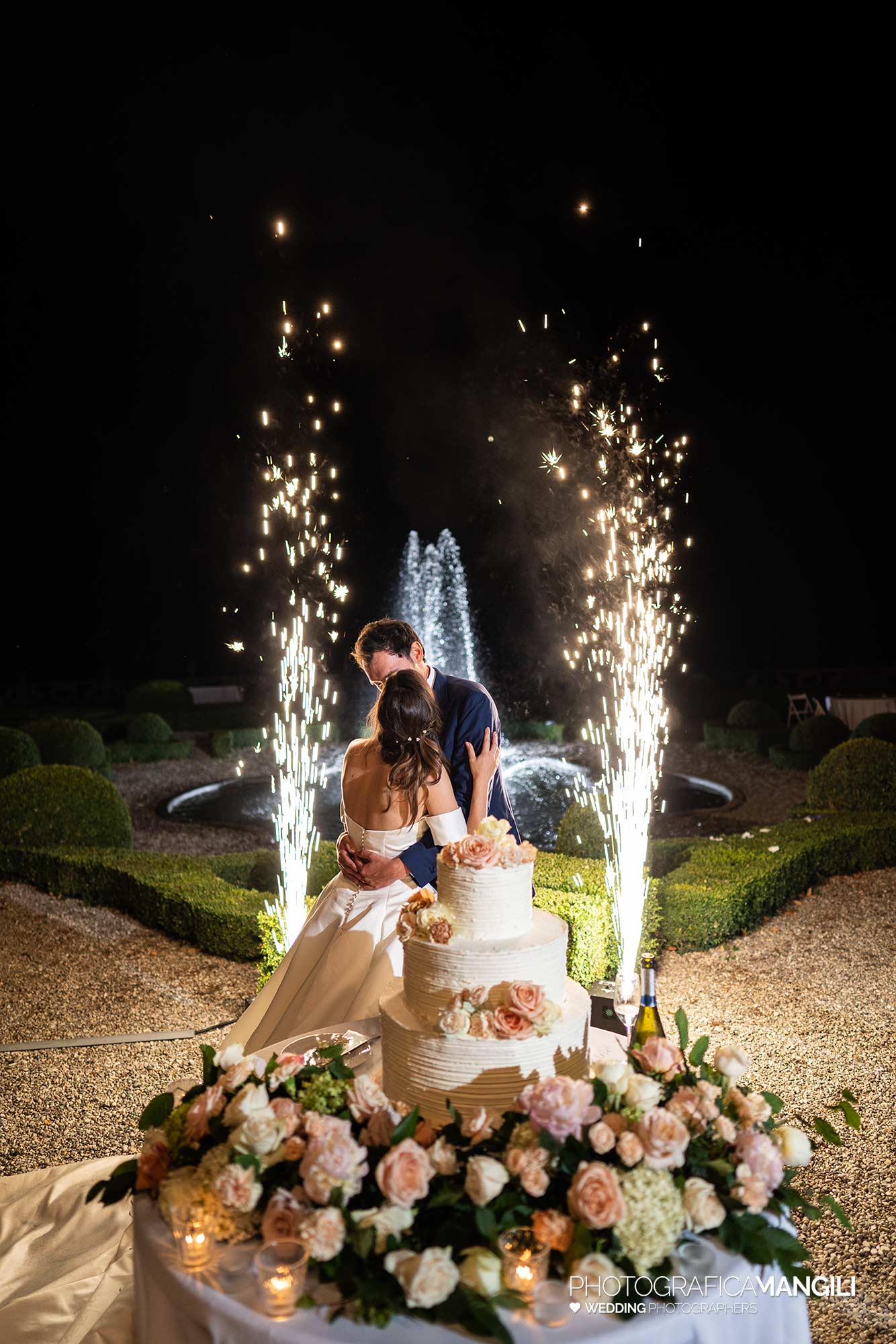 061 reportage foto matrimonio wedding ritratto sposi fontane fredde scintille luminose villa subaglio merate lecco 061 reportage foto matrimonio wedding ritratto sposi fontane fredde scintille luminose villa subaglio merate lecco