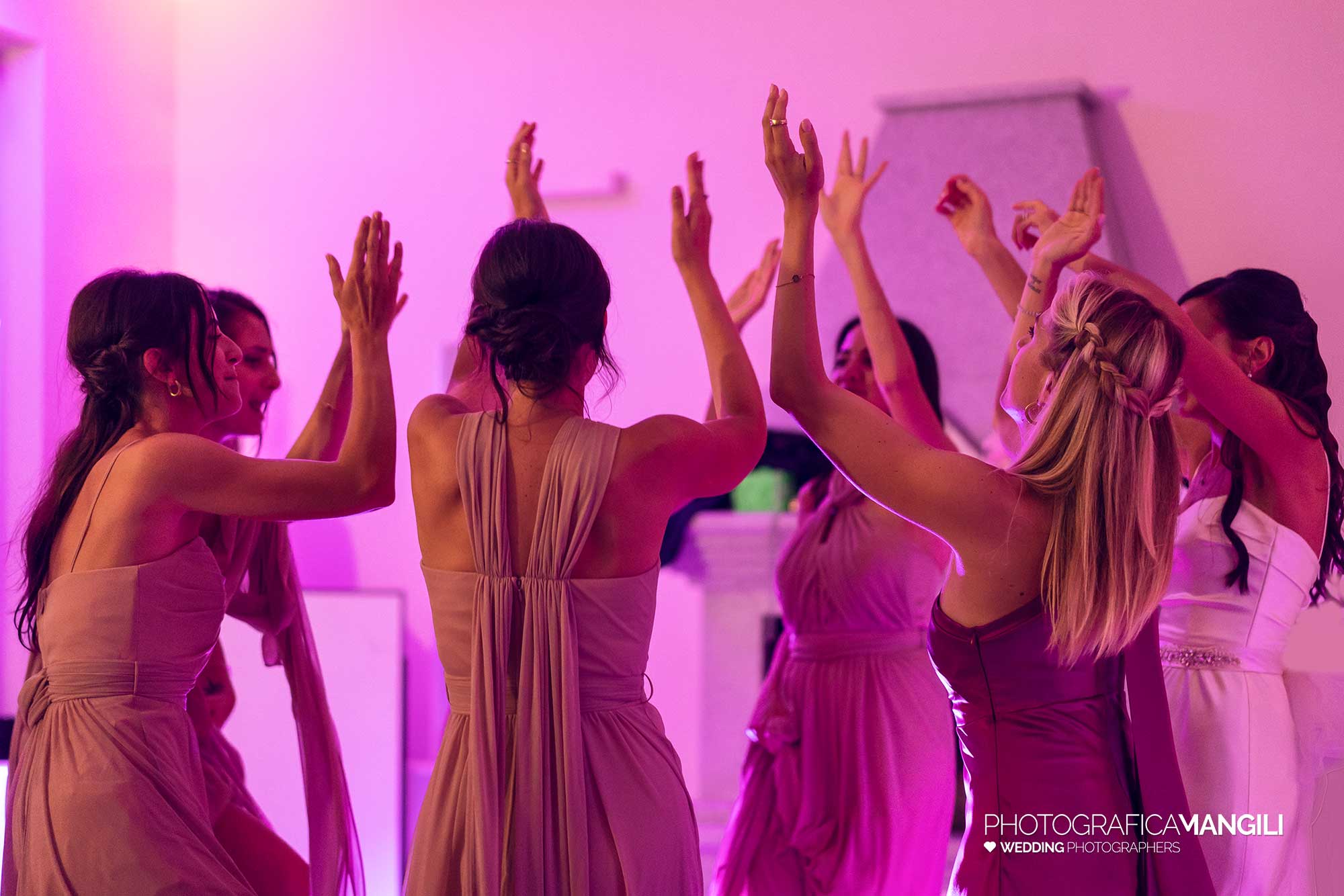 062 fotografo matrimonio reportage wedding ritratto sposi amici ballo villa esengrini montalbano varese 062 fotografo matrimonio reportage wedding ritratto sposi amici ballo villa esengrini montalbano varese