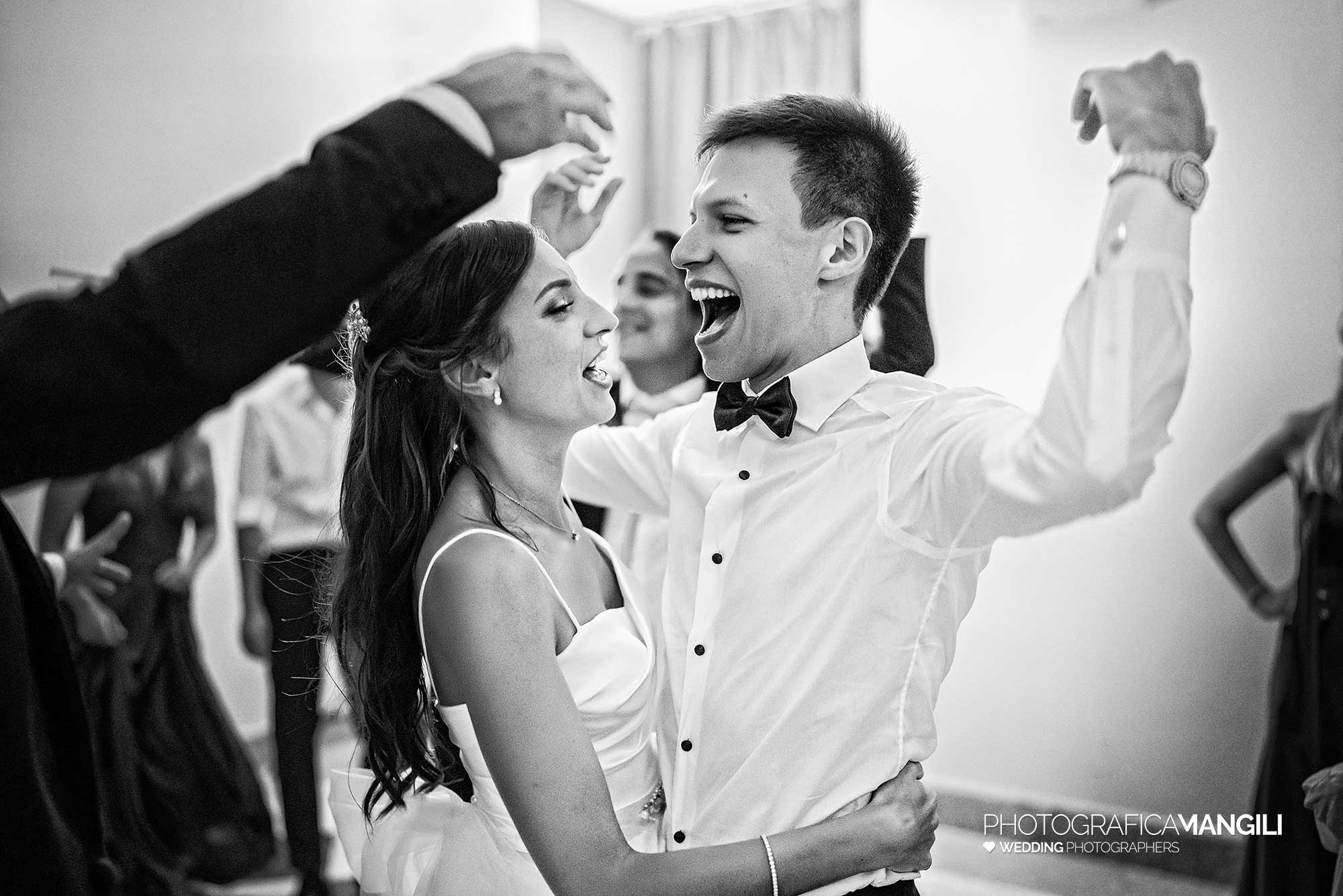 064 fotografo matrimonio reportage wedding ritratto sposi ballo bianco nero villa esengrini montalbano varese 064 fotografo matrimonio reportage wedding ritratto sposi ballo bianco nero villa esengrini montalbano varese