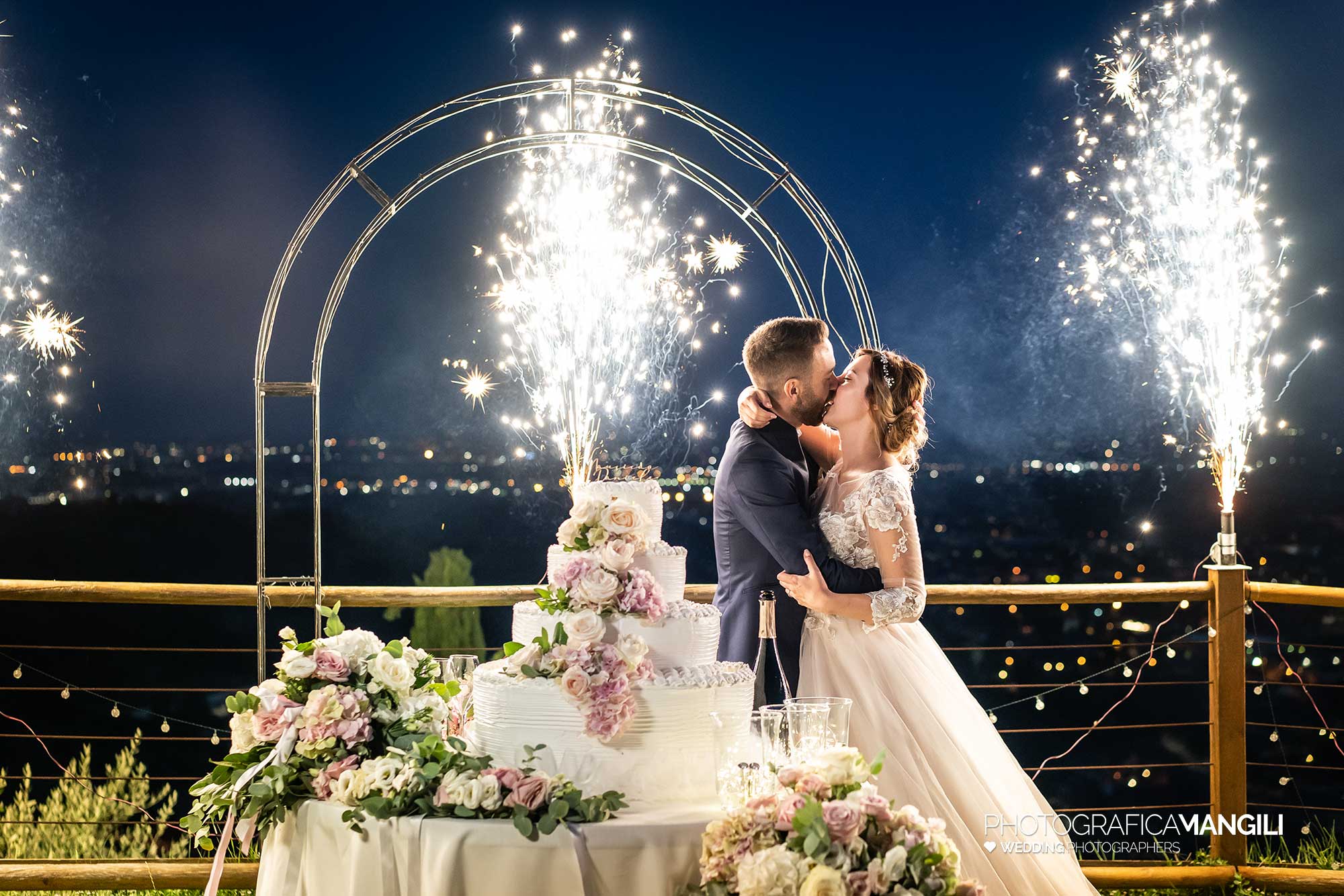 065 fotografo matrimonio reportage wedding ritratto sposi taglio torta brindisi fontane luminose le cantorie gussago brescia 065 fotografo matrimonio reportage wedding ritratto sposi taglio torta brindisi fontane luminose le cantorie gussago brescia