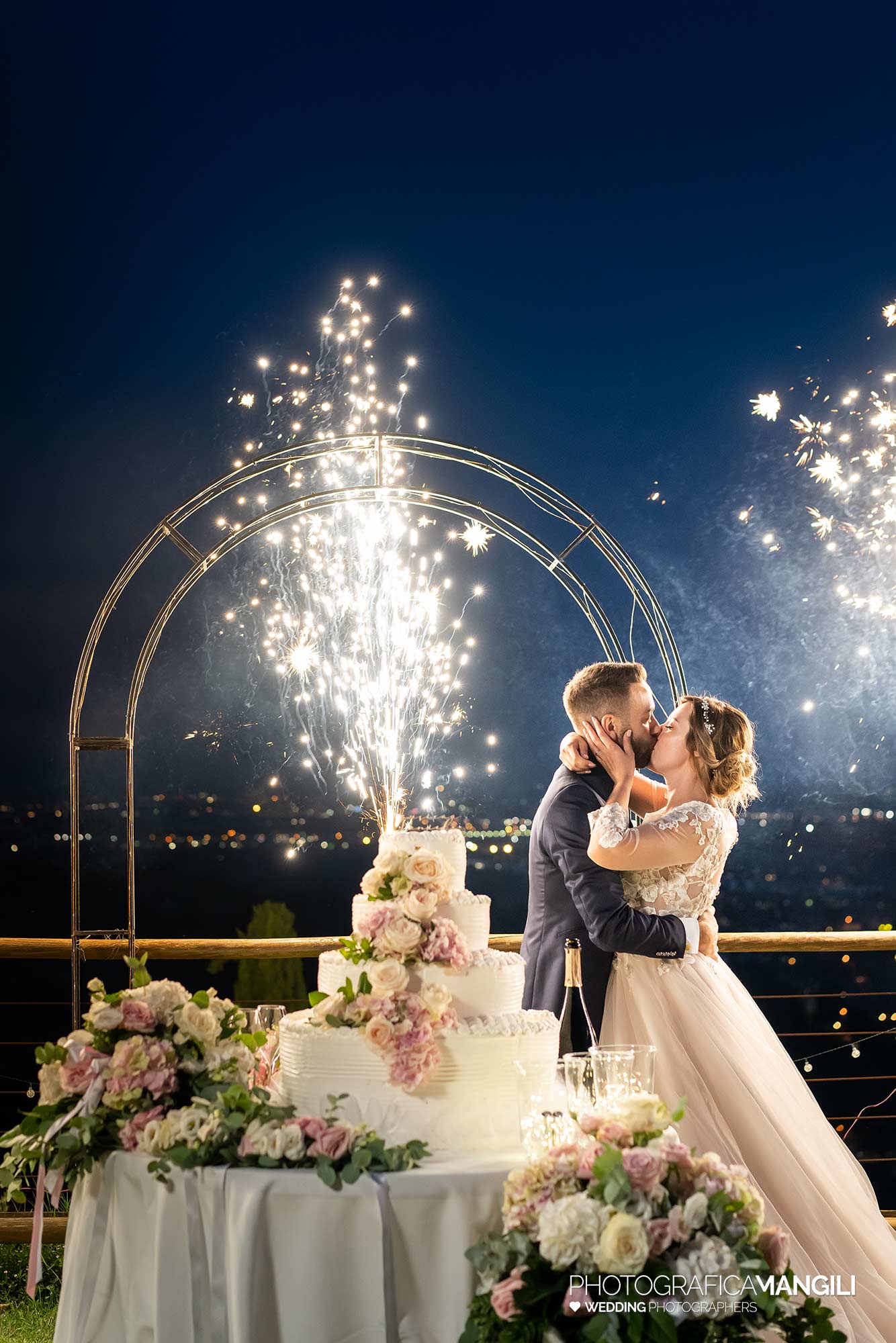 066 fotografo matrimonio reportage wedding ritratto sposi taglio torta brindisi fontane luminose le cantorie gussago brescia 066 fotografo matrimonio reportage wedding ritratto sposi taglio torta brindisi fontane luminose le cantorie gussago brescia
