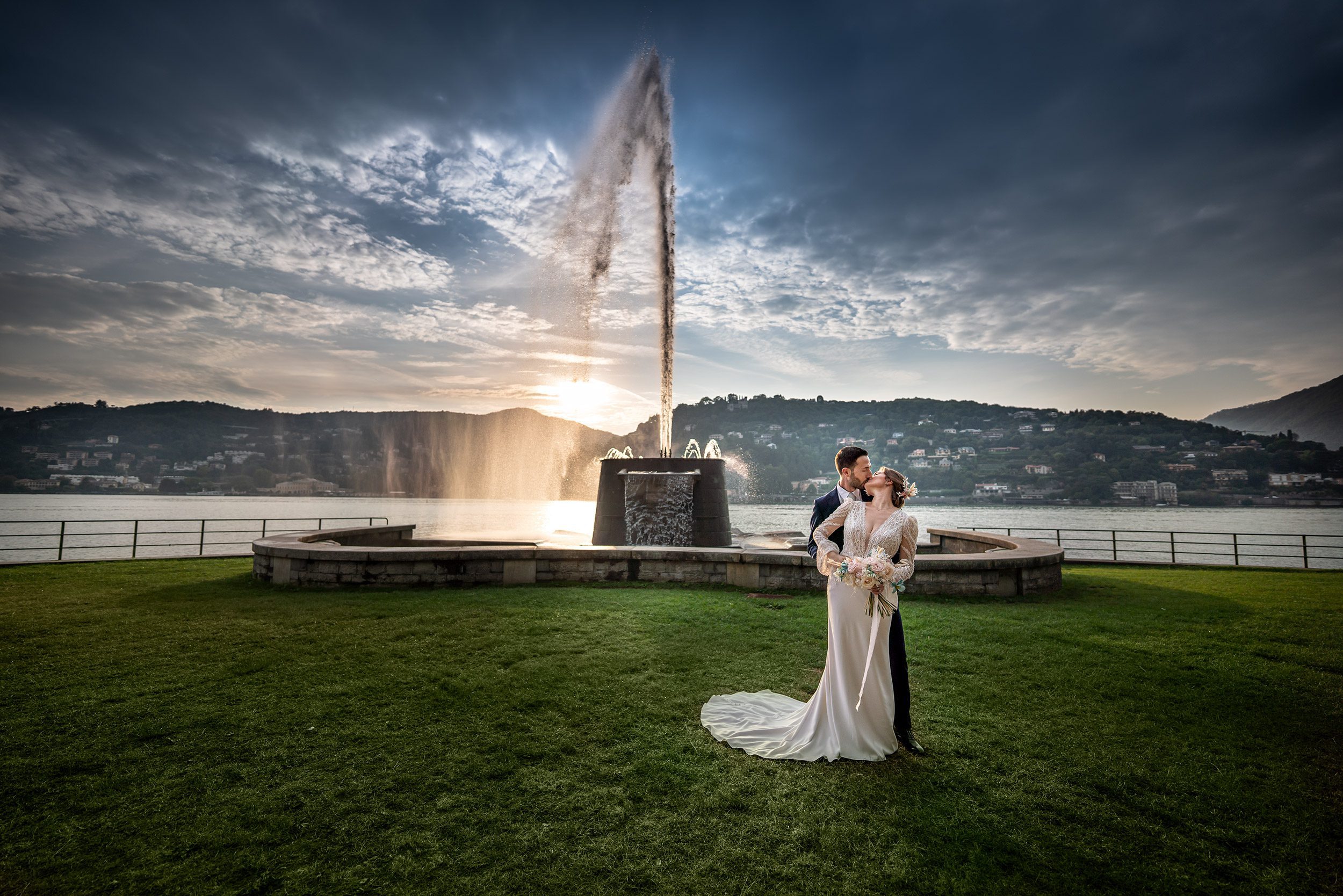 000 fotografo matrimonio reportage wedding ritratto sposi bacio fontana lago villa geno como 1