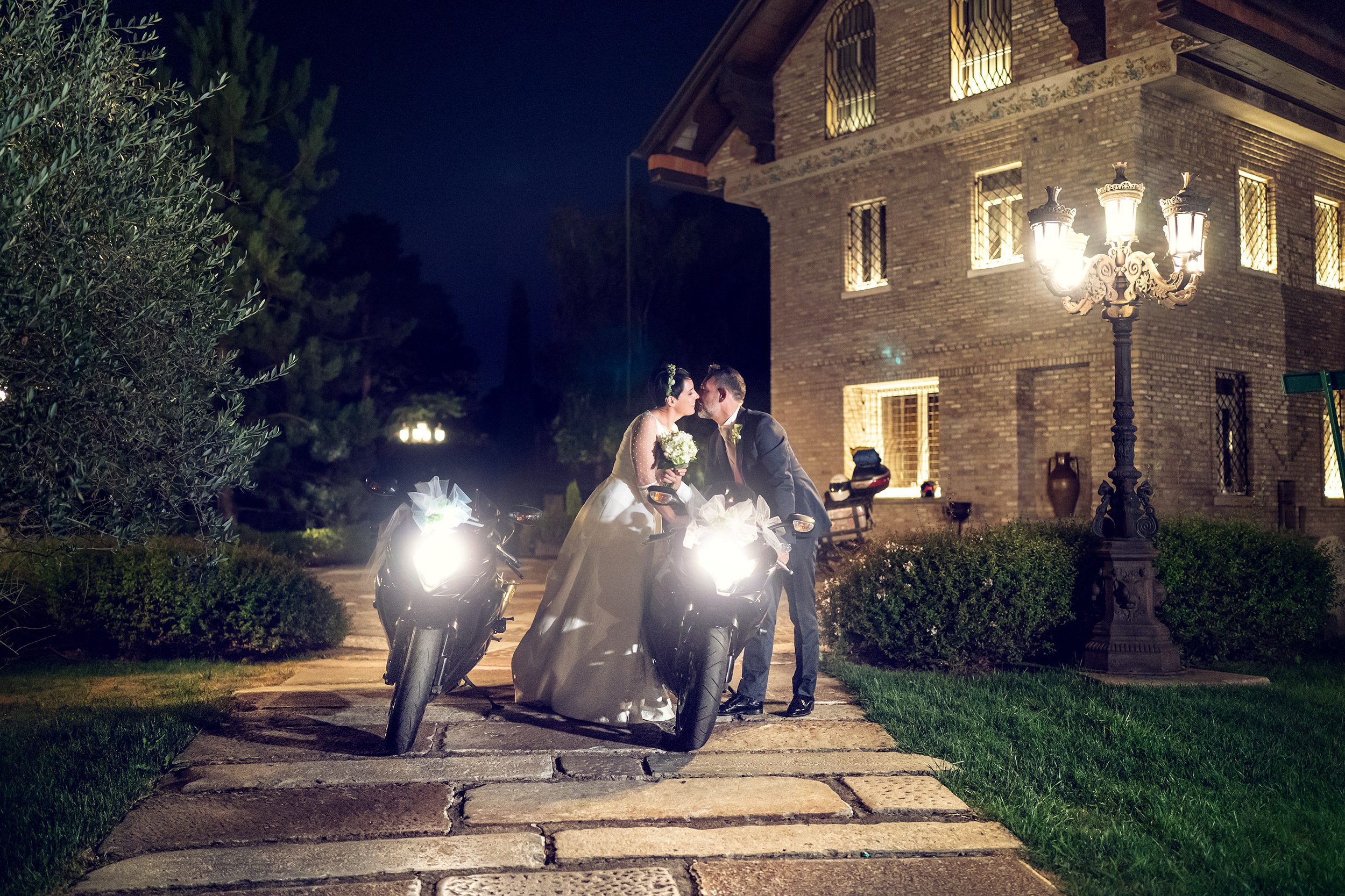 000 fotografo matrimonio reportage wedding ritratto sposi motociclisti bacio il nuovo bosco novedrate como 1