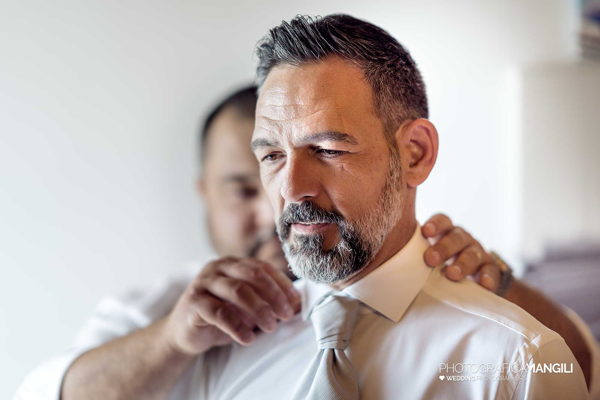 001 fotografo matrimonio reportage wedding ritratto sposo cravatta vestizione preparativi lurago marinone como 001 fotografo matrimonio reportage wedding ritratto sposo cravatta vestizione preparativi lurago marinone como