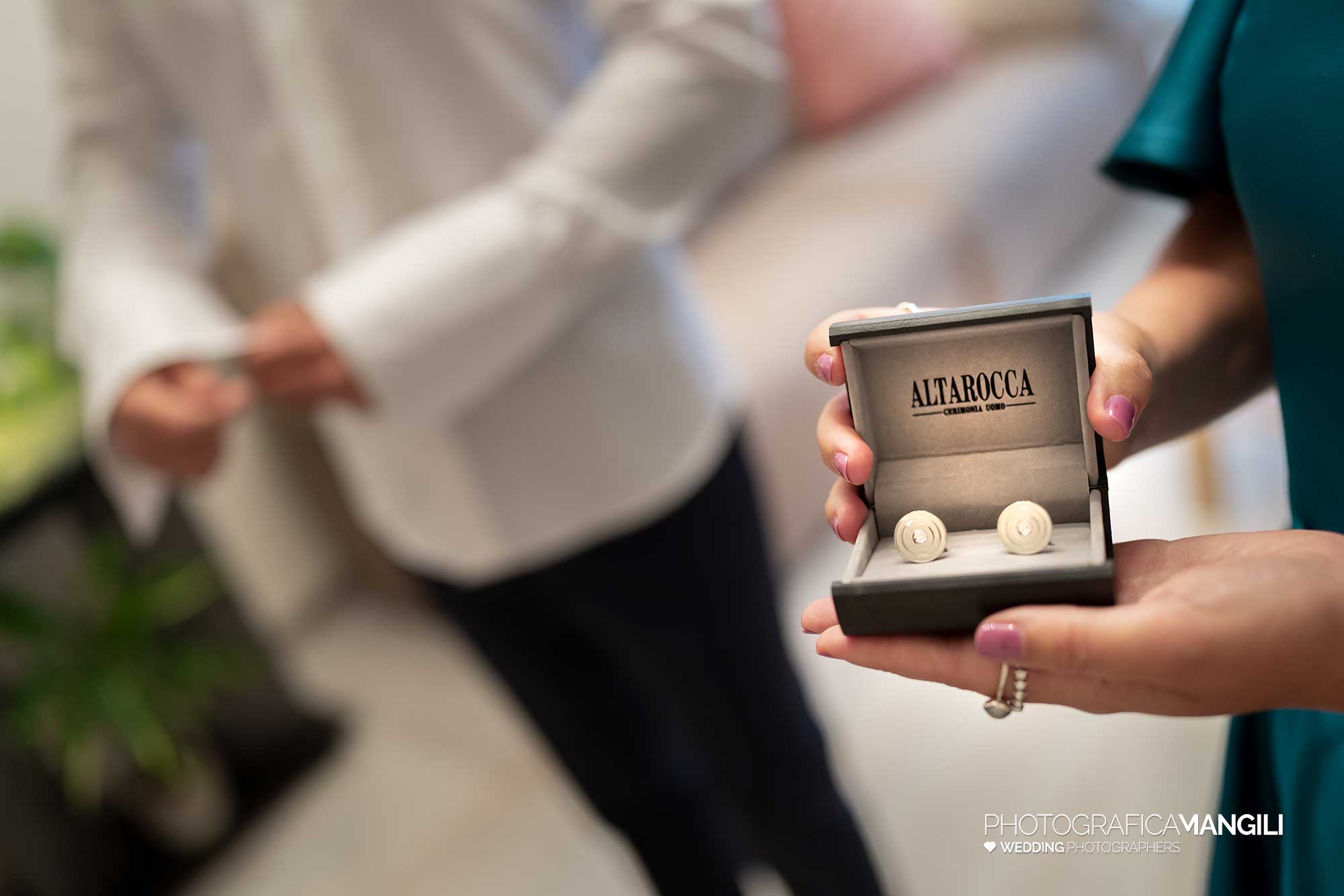 001 fotografo matrimonio reportage wedding ritratto sposo preparativi gemelli vestizione pero milano 001 fotografo matrimonio reportage wedding ritratto sposo preparativi gemelli vestizione pero milano