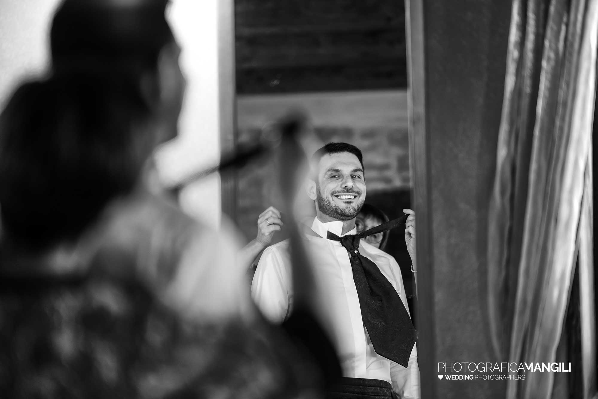 001 fotografo matrimonio reportage wedding sposo preparativi vestizione cravatta ritratto villa mattioli lesmo monza brianza 001 fotografo matrimonio reportage wedding sposo preparativi vestizione cravatta ritratto villa mattioli lesmo monza brianza