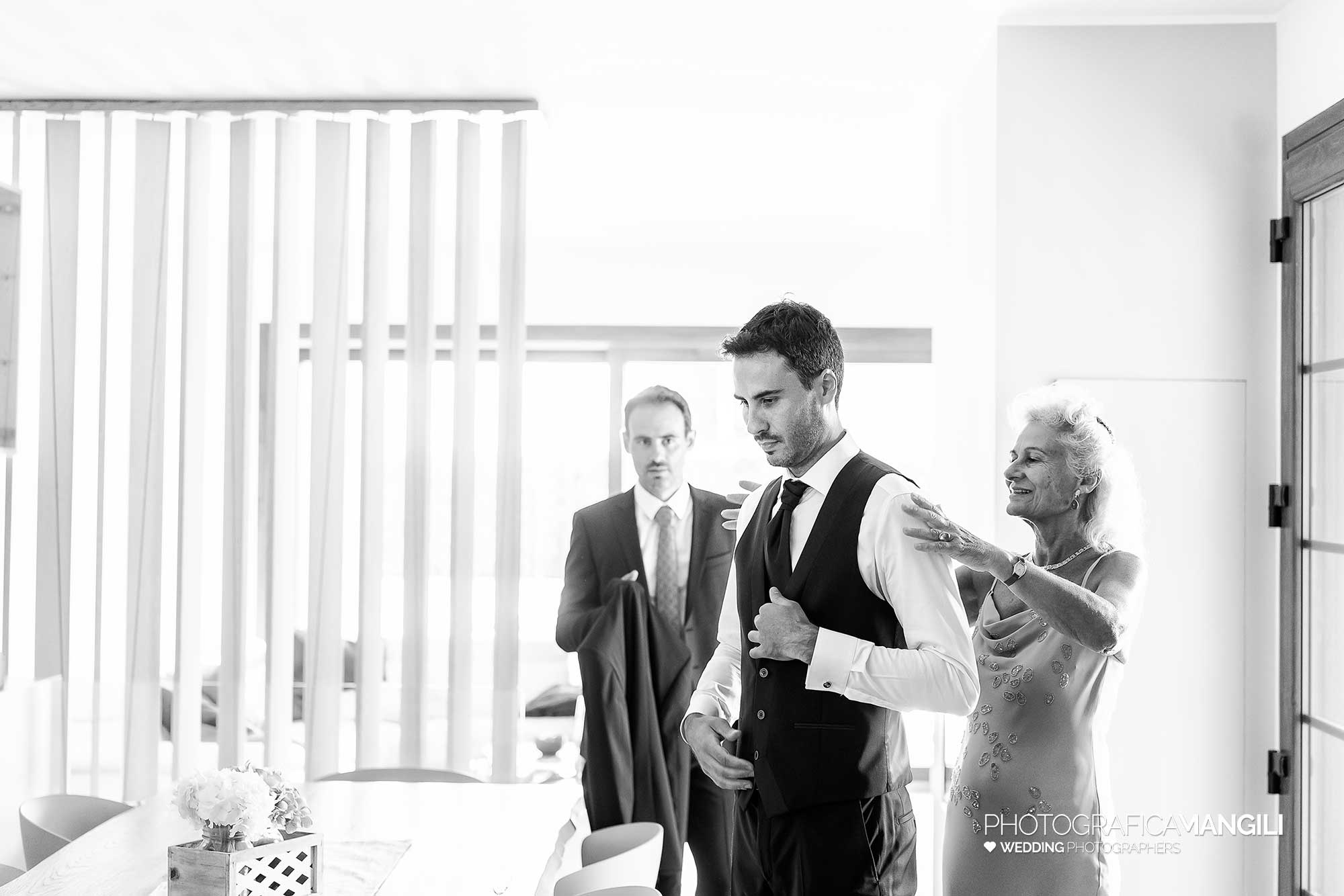 001 reportage foto matrimonio wedding ritratto sposo preparativi vestizione gilet albavilla como 001 reportage foto matrimonio wedding ritratto sposo preparativi vestizione gilet albavilla como