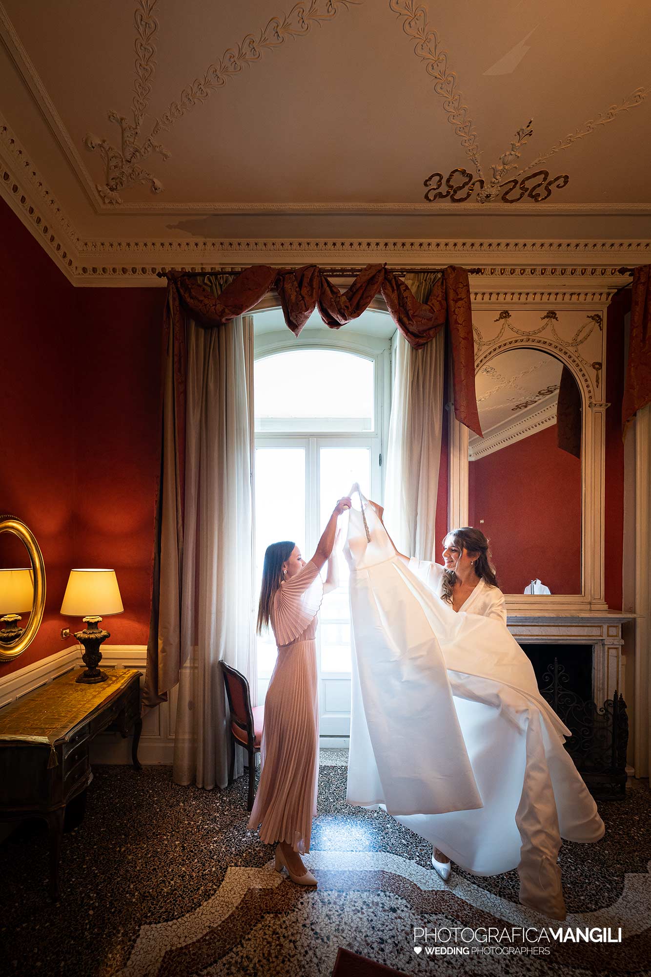 002 fotografo matrimonio reportage real wedding bride sposa vestizione grand hotel cadenabbia como lake italy