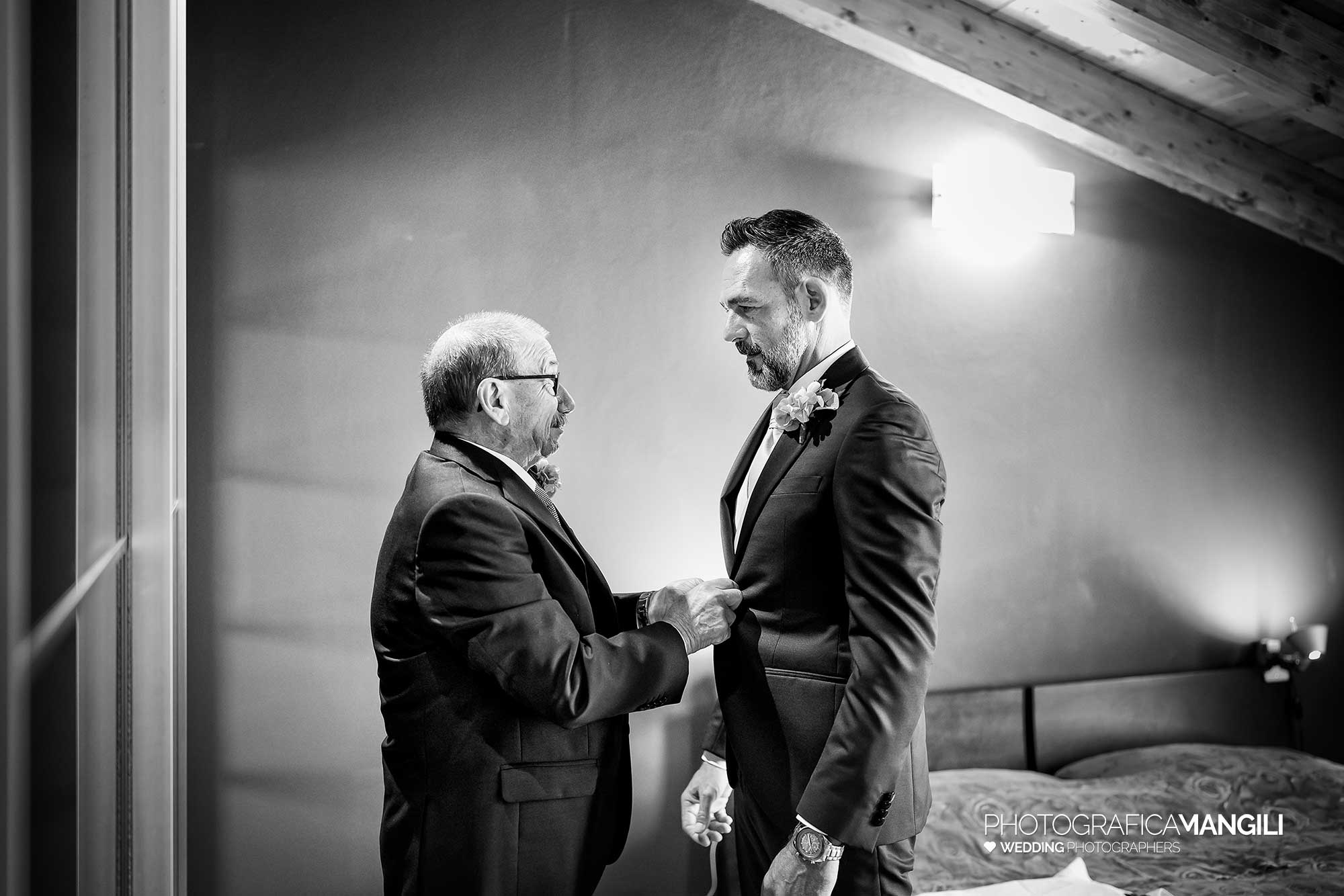 002 fotografo matrimonio reportage wedding ritratto sposo giacca vestizione preparativi lurago marinone como 002 fotografo matrimonio reportage wedding ritratto sposo giacca vestizione preparativi lurago marinone como