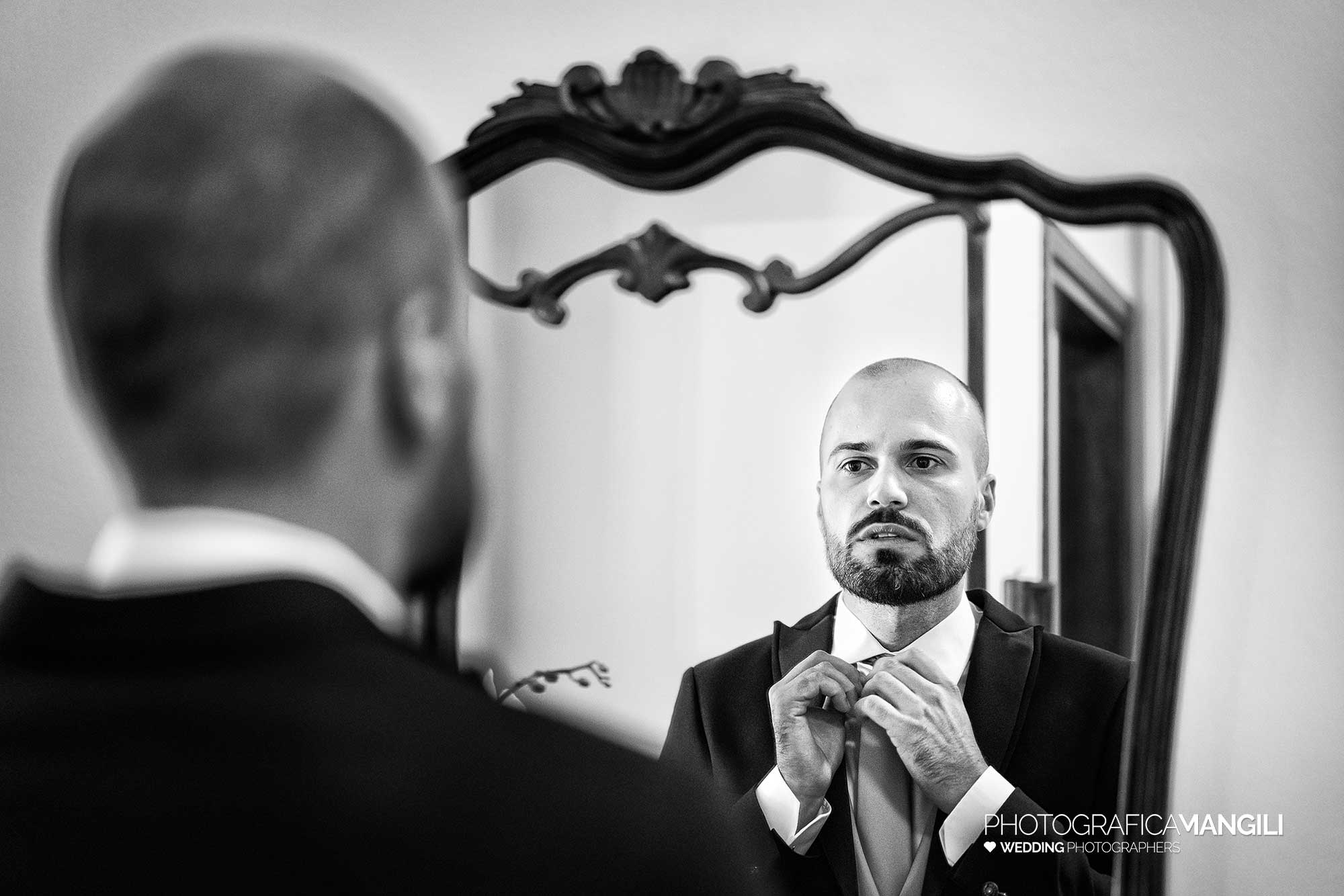 002 fotografo matrimonio reportage wedding sposo cravatta preparativi vestizione missaglia lecco 002 fotografo matrimonio reportage wedding sposo cravatta preparativi vestizione missaglia lecco