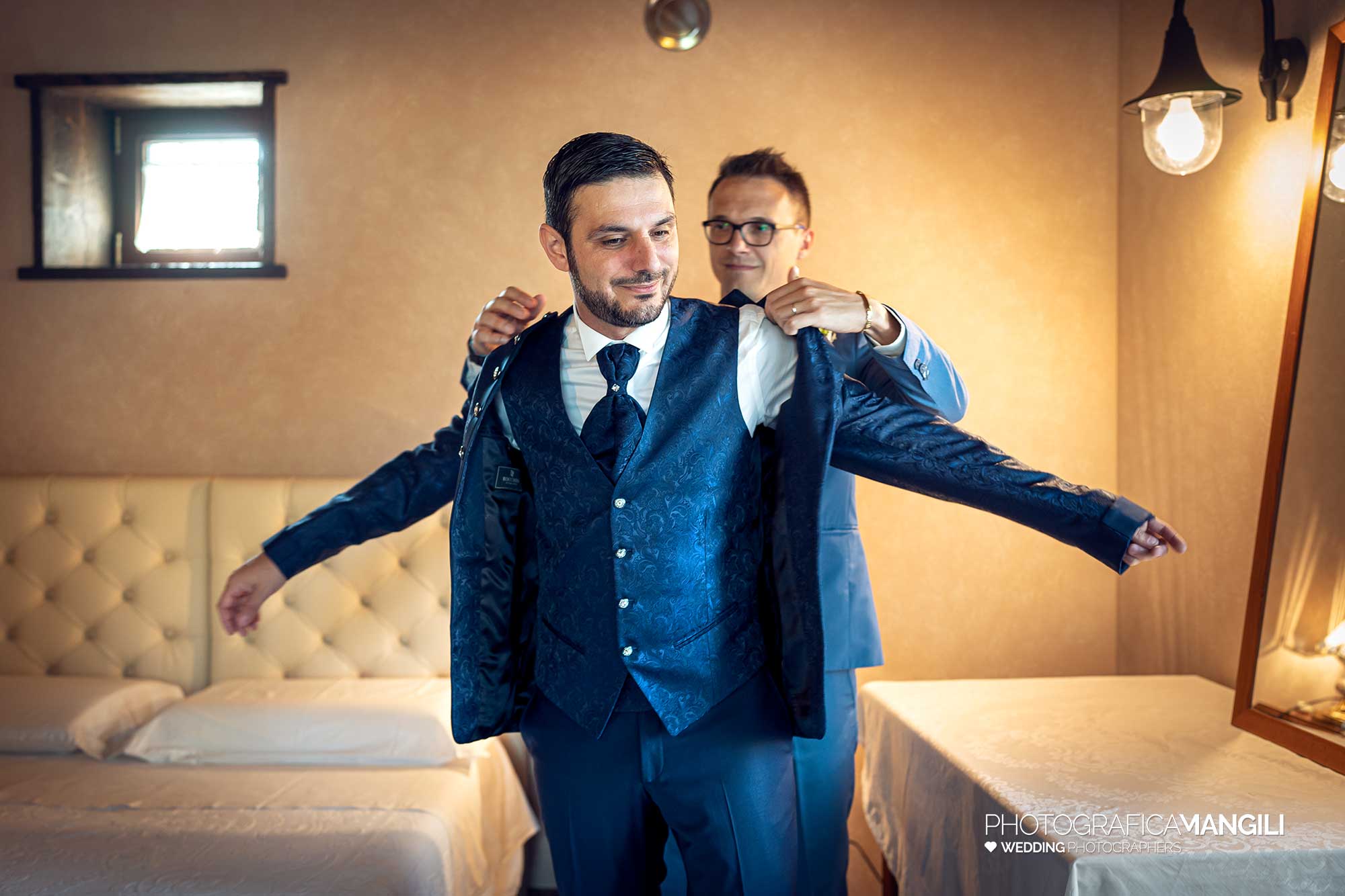 002 fotografo matrimonio reportage wedding sposo preparativi vestizione ritratto giacca villa mattioli lesmo monza brianza 002 fotografo matrimonio reportage wedding sposo preparativi vestizione ritratto giacca villa mattioli lesmo monza brianza