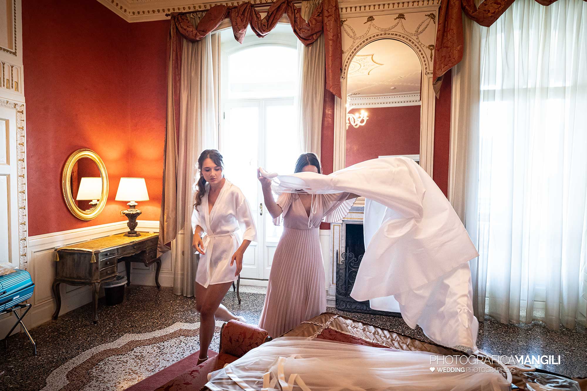 003 fotografo matrimonio reportage real wedding bride sposa vestizione grand hotel cadenabbia como lake italy