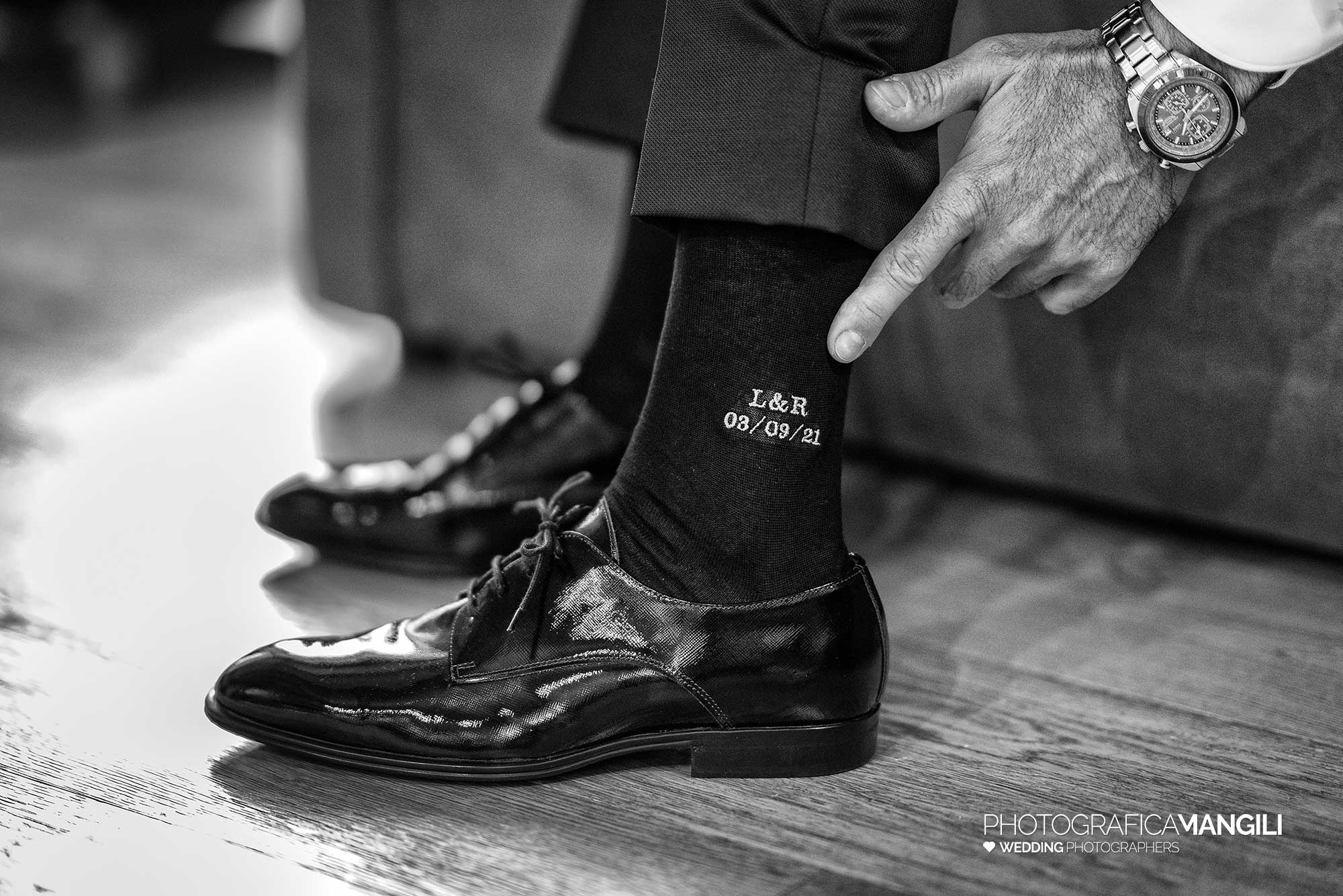 003 fotografo matrimonio reportage wedding ritratto sposo scarpe calze vestizione preparativi lurago marinone como 003 fotografo matrimonio reportage wedding ritratto sposo scarpe calze vestizione preparativi lurago marinone como