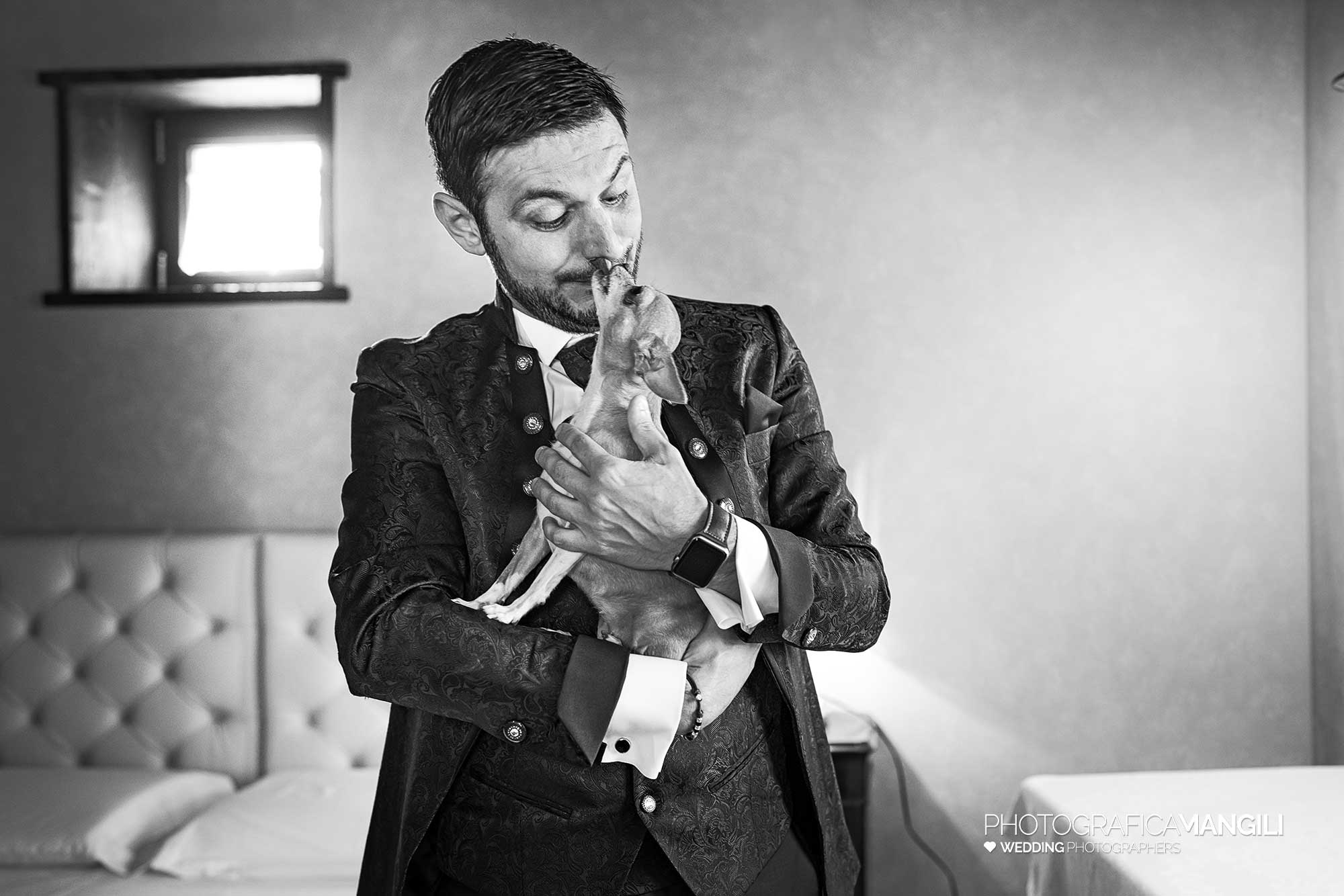 003 fotografo matrimonio reportage wedding sposo preparativi vestizione cagnolino ritratto villa mattioli lesmo monza brianza 003 fotografo matrimonio reportage wedding sposo preparativi vestizione cagnolino ritratto villa mattioli lesmo monza brianza