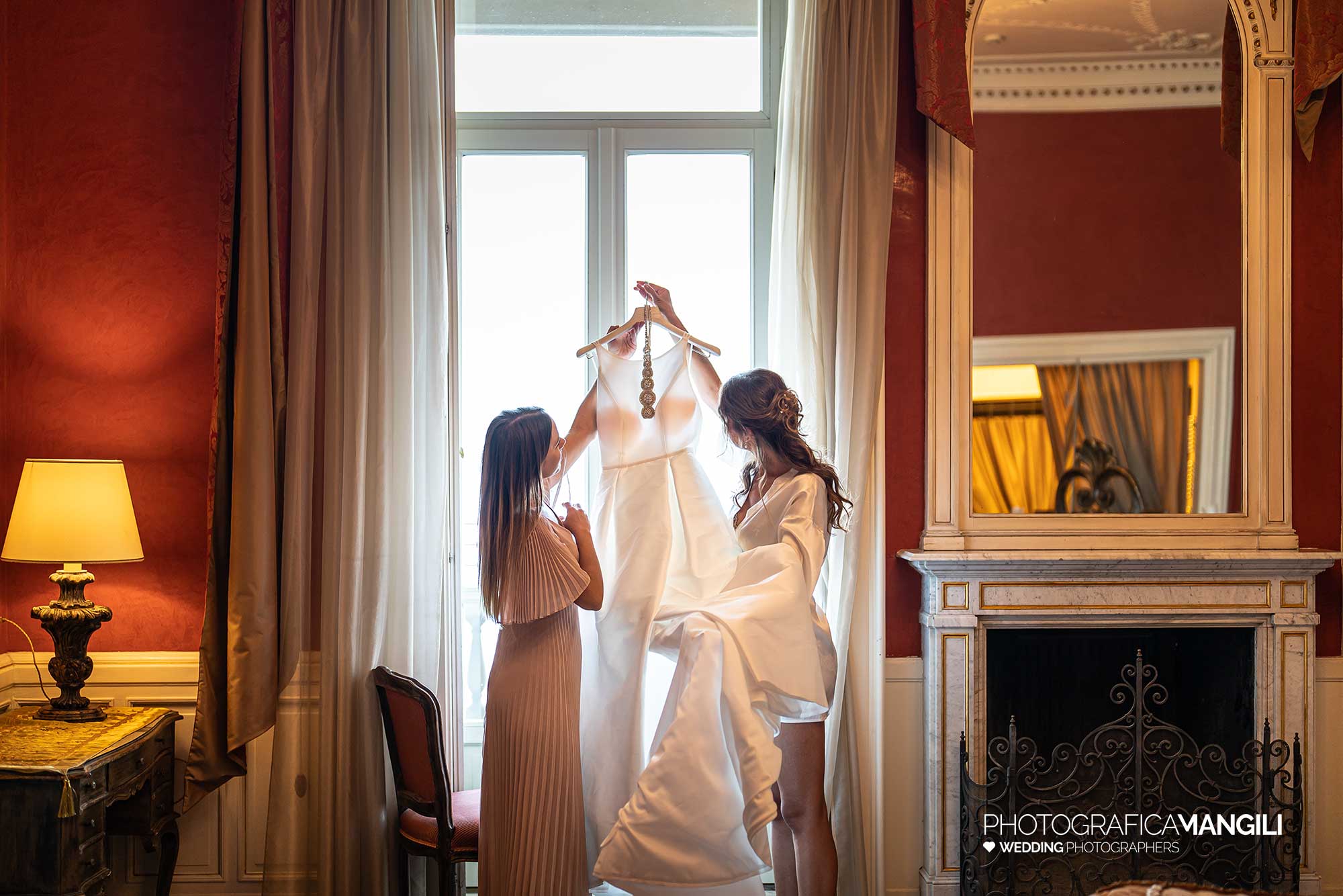 004 fotografo matrimonio reportage real wedding bride sposa vestizione grand hotel cadenabbia como lake italy