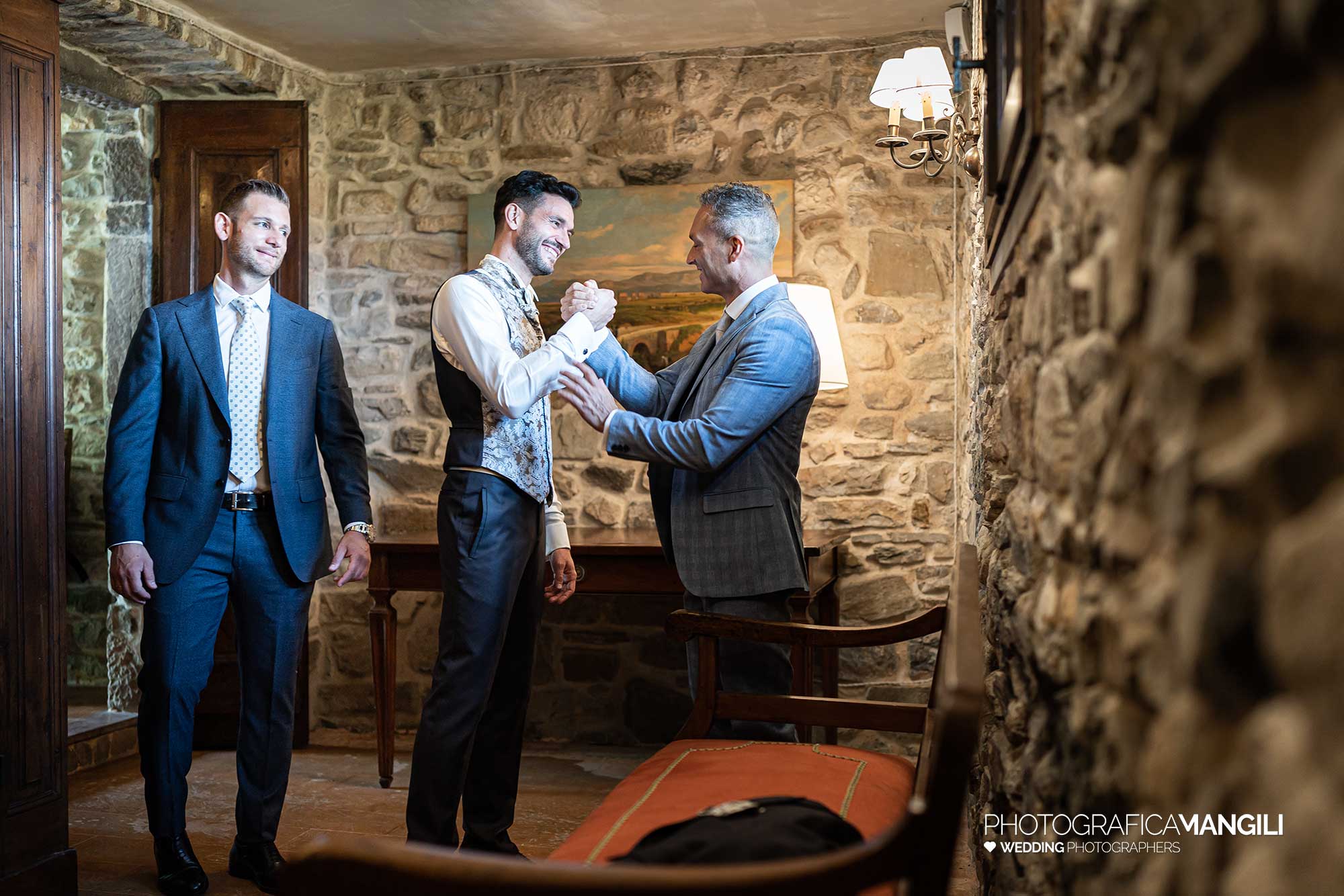 004 fotografo matrimonio reportage real wedding preparazione sposo testimoni amici castello rossino calolziocorte lago como lecco 004 fotografo matrimonio reportage real wedding preparazione sposo testimoni amici castello rossino calolziocorte lago como lecco