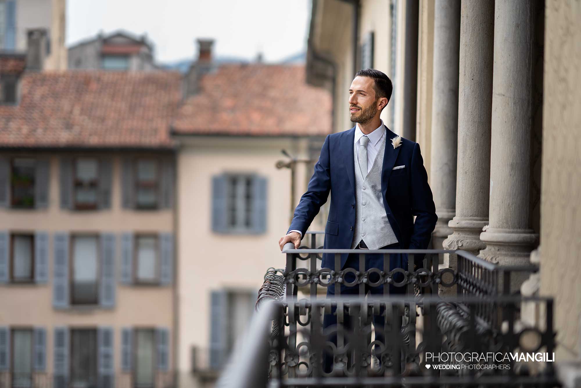 004 fotografo matrimonio reportage wedding ritratto sposo balcone preparativi vestizione como 004 fotografo matrimonio reportage wedding ritratto sposo balcone preparativi vestizione como