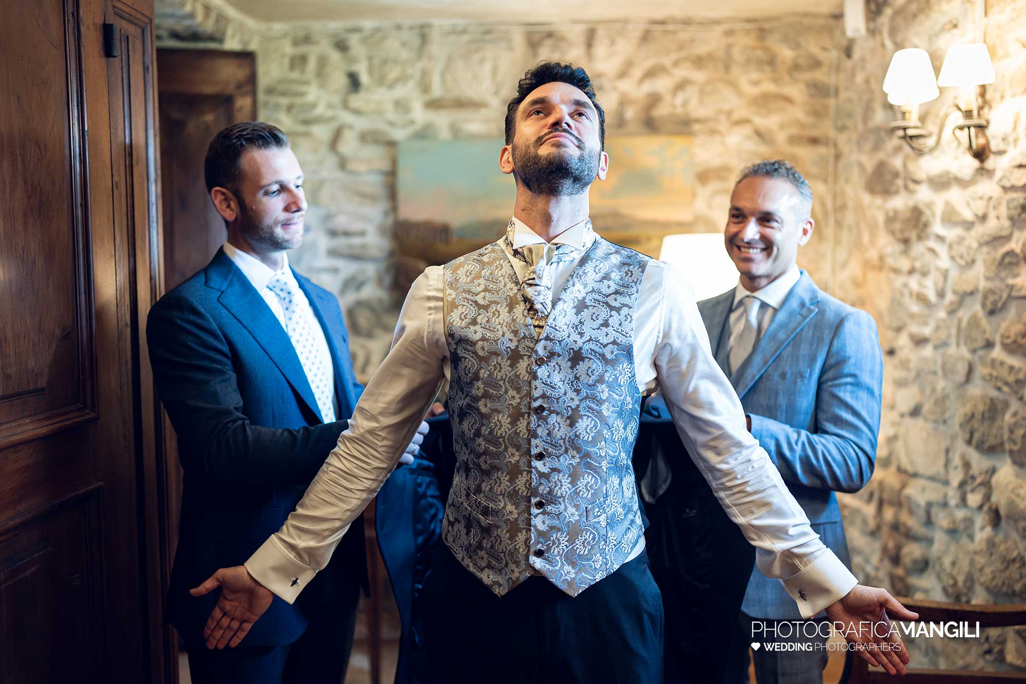 005 fotografo matrimonio reportage real wedding preparazione sposo testimoni amici castello rossino calolziocorte lago como lecco 005 fotografo matrimonio reportage real wedding preparazione sposo testimoni amici castello rossino calolziocorte lago como lecco