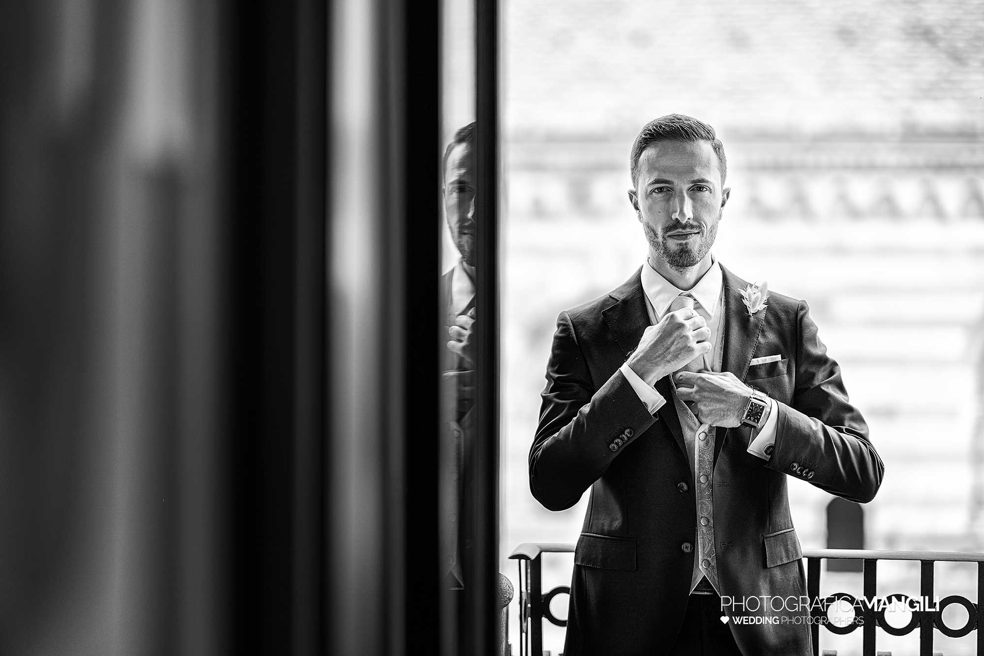 005 fotografo matrimonio reportage wedding ritratto sposo cravatta preparativi vestizione como 005 fotografo matrimonio reportage wedding ritratto sposo cravatta preparativi vestizione como