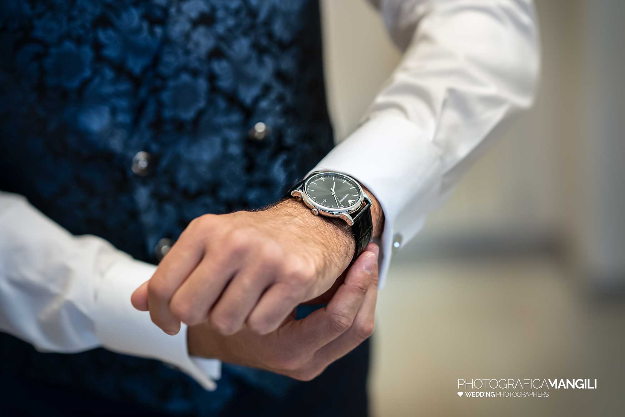 005 fotografo matrimonio reportage wedding ritratto sposo preparativi orologio vestizione pero milano 005 fotografo matrimonio reportage wedding ritratto sposo preparativi orologio vestizione pero milano