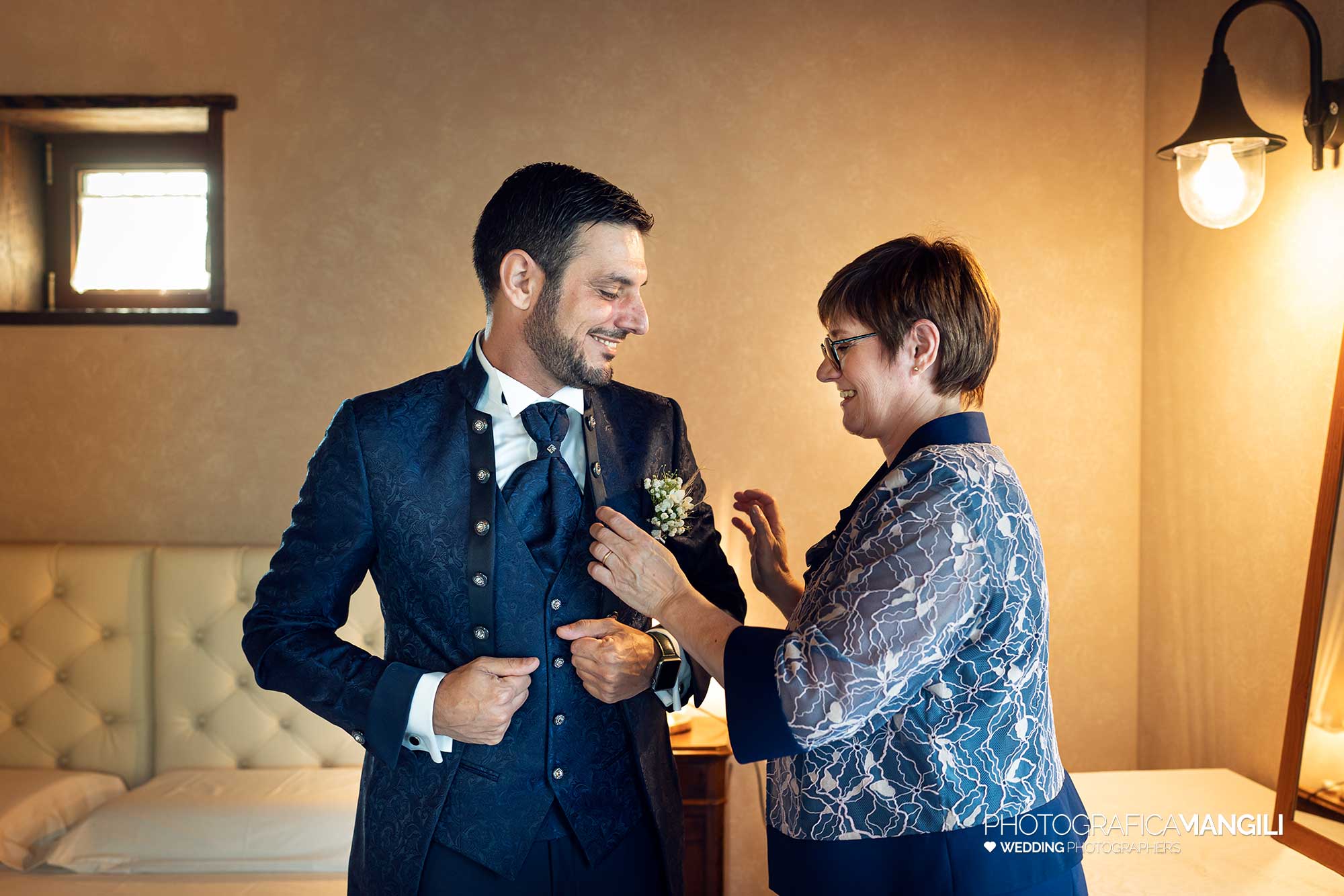 005 fotografo matrimonio reportage wedding sposo mamma preparativi vestizione ritratto villa mattioli lesmo monza brianza 005 fotografo matrimonio reportage wedding sposo mamma preparativi vestizione ritratto villa mattioli lesmo monza brianza