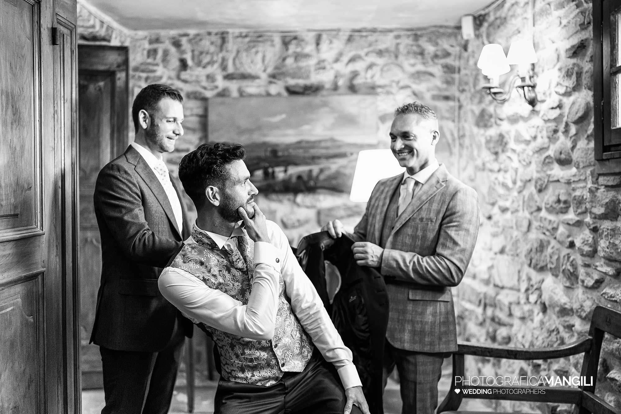 006 fotografo matrimonio reportage real wedding preparazione sposo testimoni amici castello rossino calolziocorte lago como lecco 006 fotografo matrimonio reportage real wedding preparazione sposo testimoni amici castello rossino calolziocorte lago como lecco