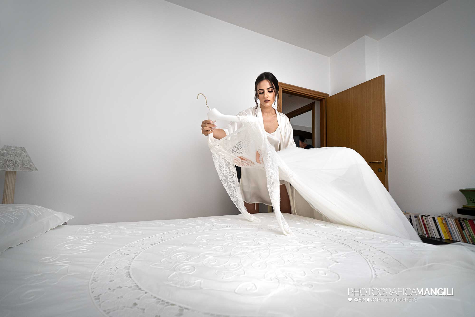 006 fotografo matrimonio reportage wedding ritratto sposa preparativi abito vestizione cabiate como 006 fotografo matrimonio reportage wedding ritratto sposa preparativi abito vestizione cabiate como