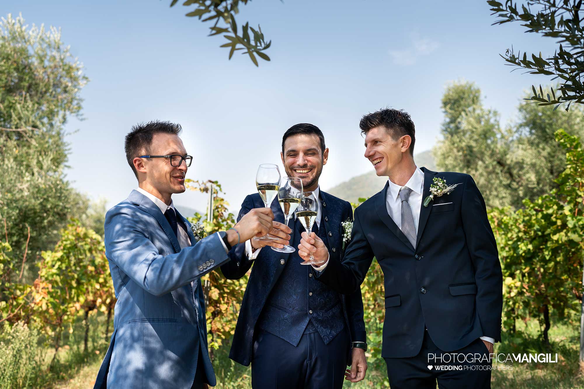 006 fotografo matrimonio reportage wedding sposo brindisi testimoni preparativi vestizione ritratto villa mattioli lesmo monza brianza 006 fotografo matrimonio reportage wedding sposo brindisi testimoni preparativi vestizione ritratto villa mattioli lesmo monza brianza