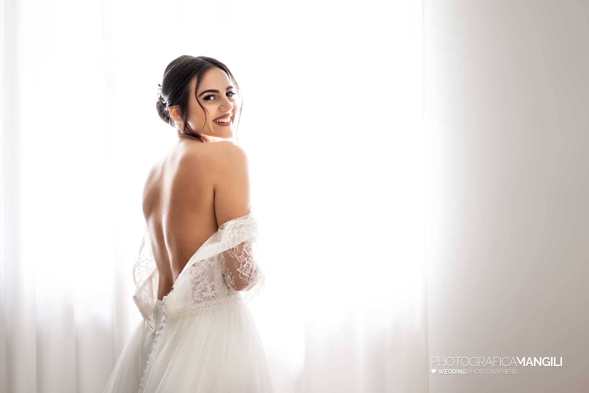 007 fotografo matrimonio reportage wedding ritratto sposa preparativi abito vestizione cabiate como 007 fotografo matrimonio reportage wedding ritratto sposa preparativi abito vestizione cabiate como