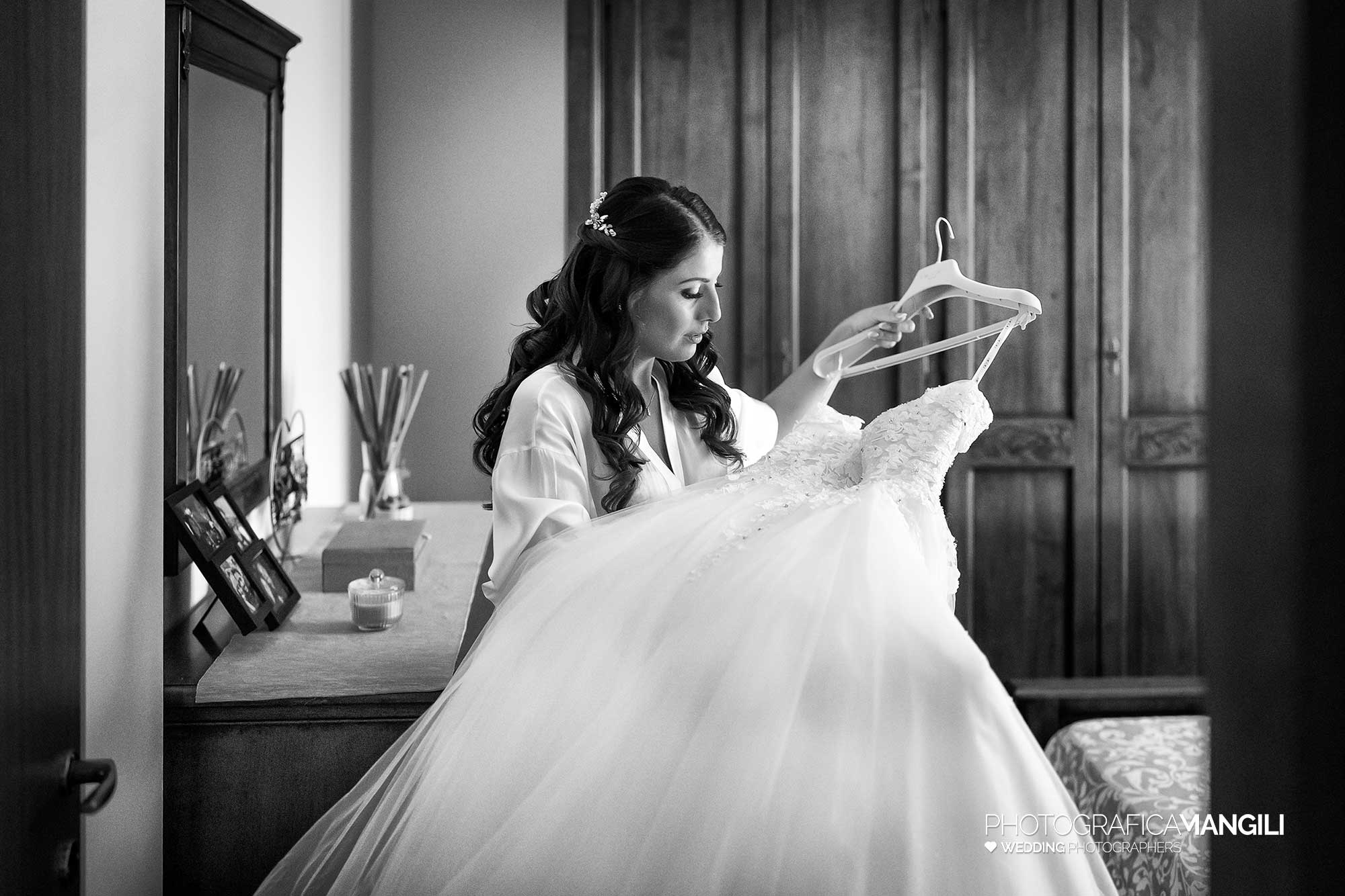 008 fotografo matrimonio reportage wedding ritratto sposa abito preparativi vestizione inzago milano 008 fotografo matrimonio reportage wedding ritratto sposa abito preparativi vestizione inzago milano