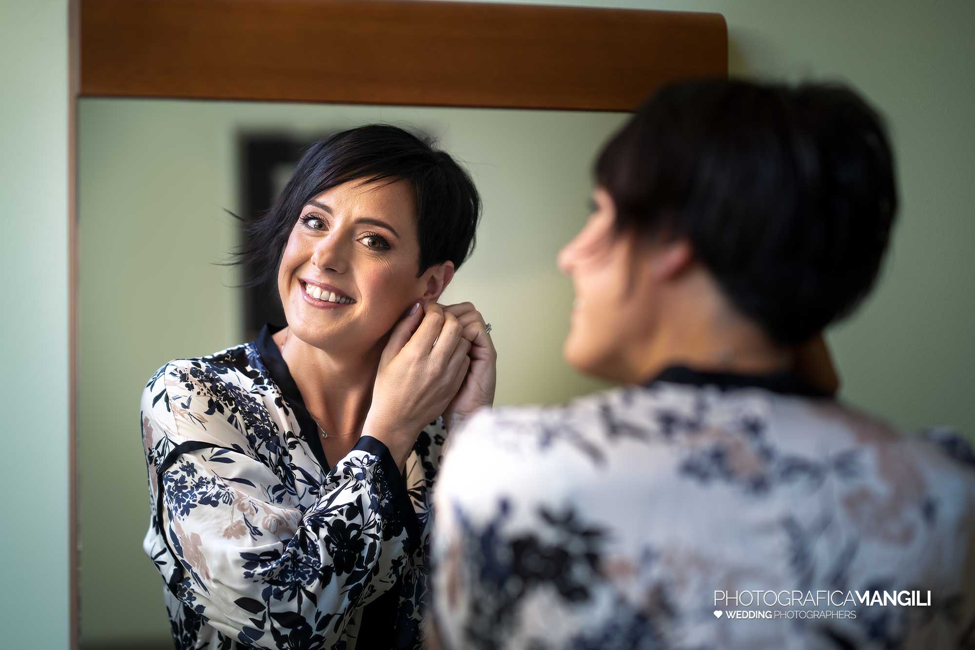 008 fotografo matrimonio reportage wedding ritratto sposa orecchini vestizione preparativi lurago marinone como 008 fotografo matrimonio reportage wedding ritratto sposa orecchini vestizione preparativi lurago marinone como