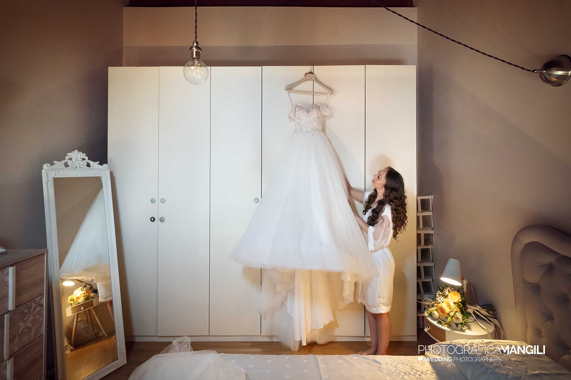 008 fotografo matrimonio reportage wedding sposa preparativi vestizione abito ritratto poncarale brescia 008 fotografo matrimonio reportage wedding sposa preparativi vestizione abito ritratto poncarale brescia