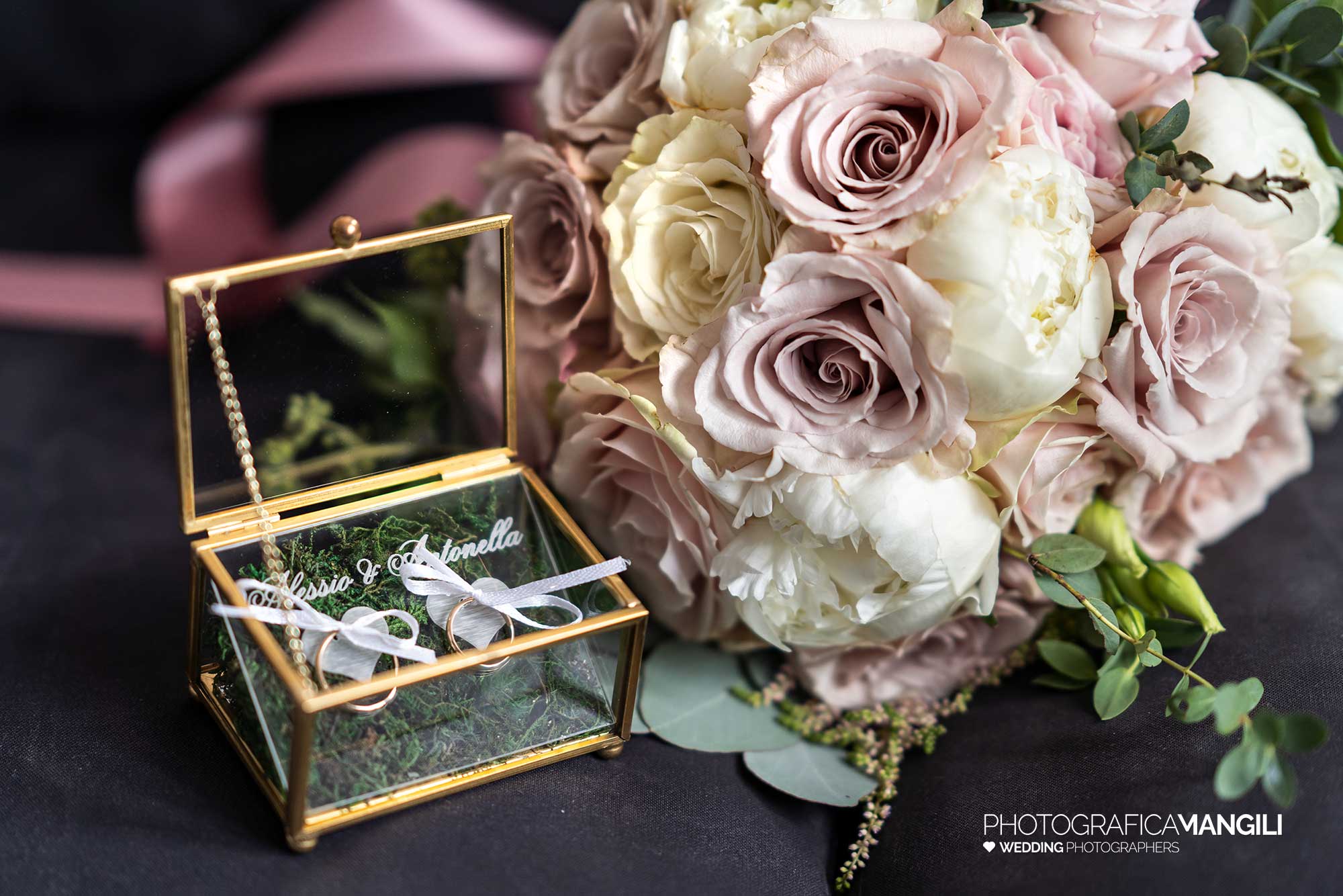 009 reportage foto matrimonio wedding ritratto sposa anelli fedi cofanetto vestizione preparativi muggiò monza brianza 1 009 reportage foto matrimonio wedding ritratto sposa anelli fedi cofanetto vestizione preparativi muggiò monza brianza 1