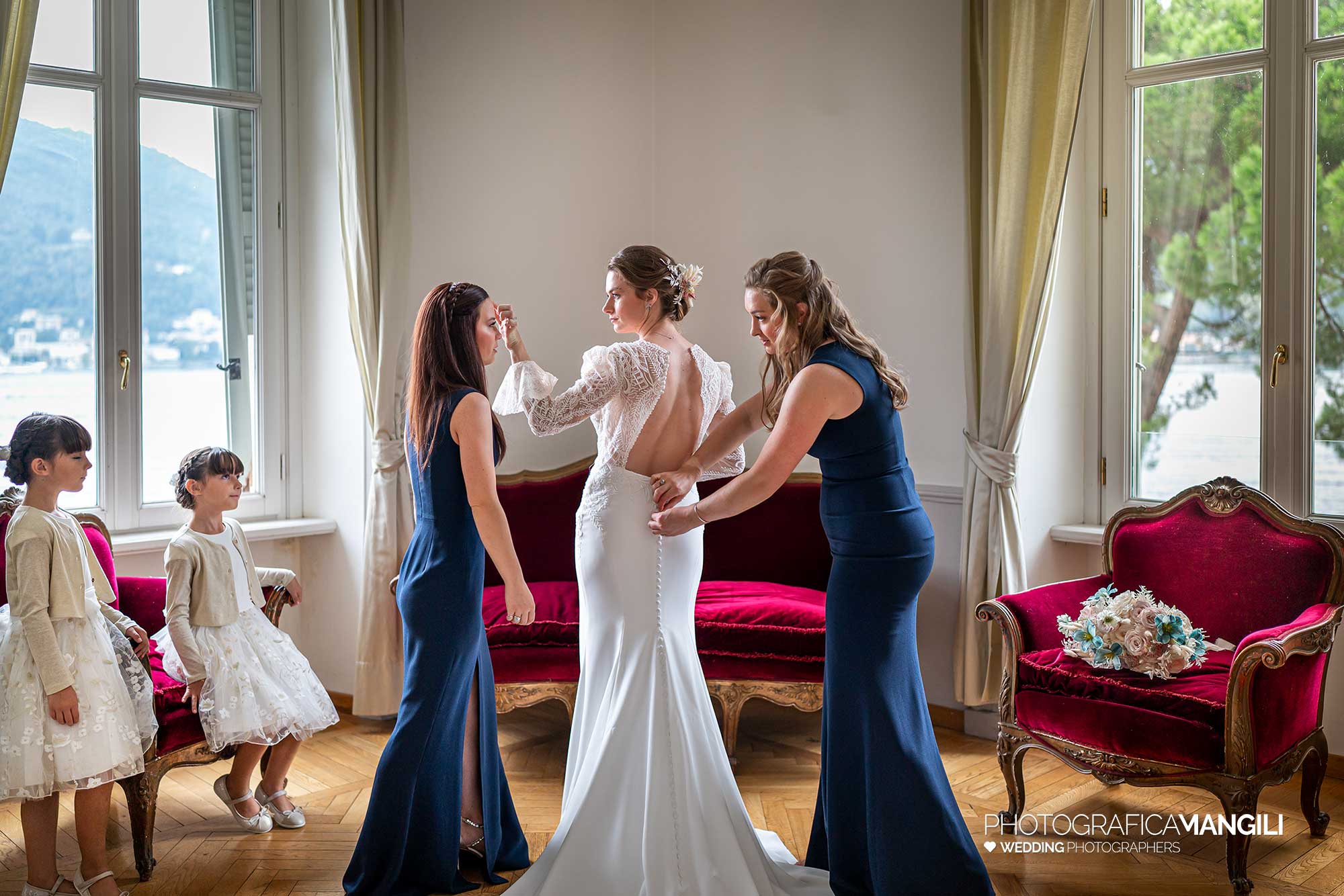 010 fotografo matrimonio reportage wedding ritratto sposa sorelle preparativi vestizione villa geno lago como 010 fotografo matrimonio reportage wedding ritratto sposa sorelle preparativi vestizione villa geno lago como
