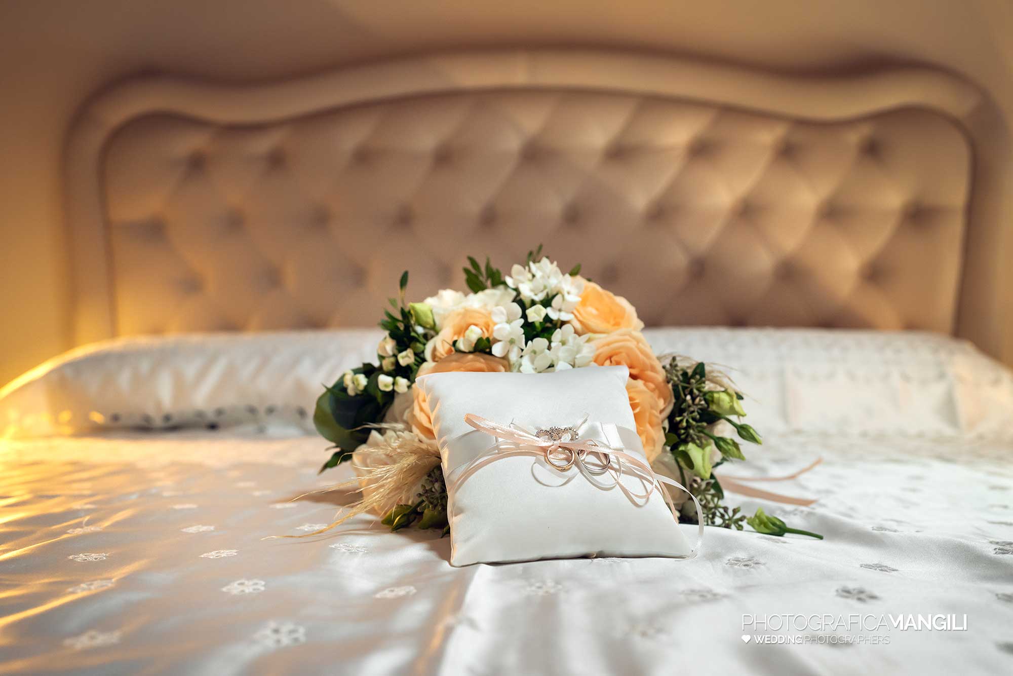 010 fotografo matrimonio reportage wedding sposa preparativi cuscinetto fedi anelli vestizione ritratto poncarale brescia 010 fotografo matrimonio reportage wedding sposa preparativi cuscinetto fedi anelli vestizione ritratto poncarale brescia