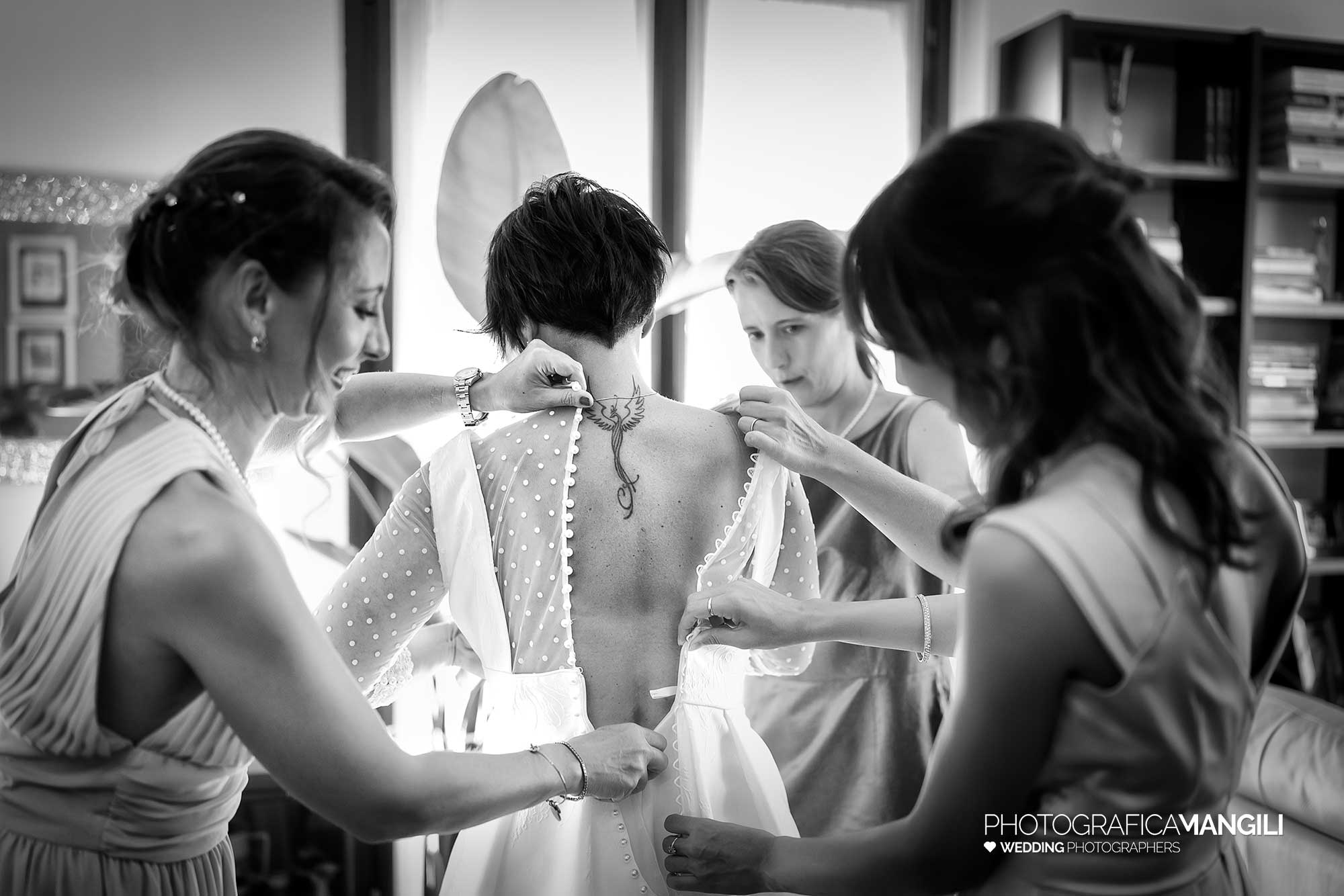 011 fotografo matrimonio reportage wedding ritratto sposa abito vestizione preparativi lurago marinone como 011 fotografo matrimonio reportage wedding ritratto sposa abito vestizione preparativi lurago marinone como