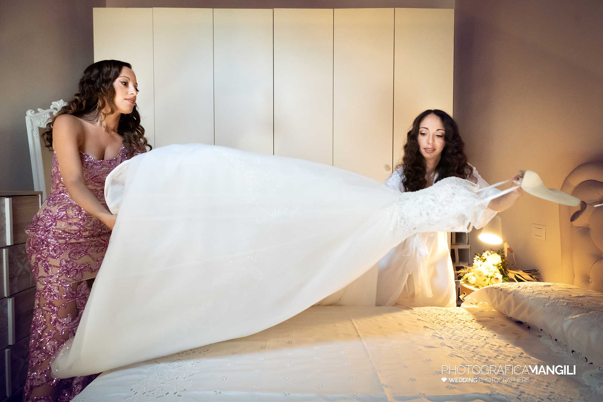 011 fotografo matrimonio reportage wedding sposa preparativi abito vestizione ritratto poncarale brescia 011 fotografo matrimonio reportage wedding sposa preparativi abito vestizione ritratto poncarale brescia