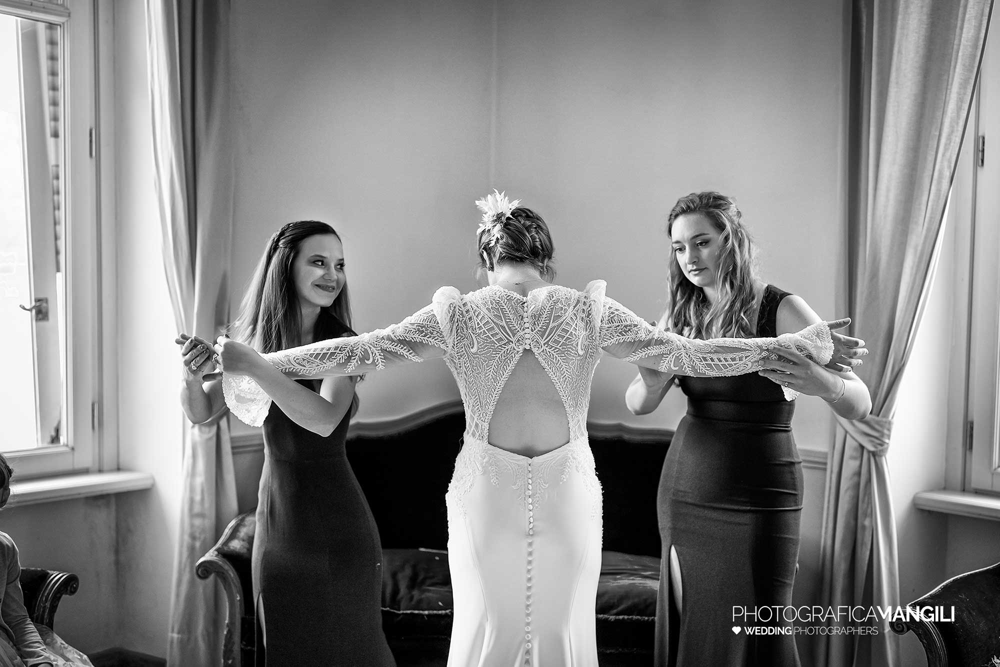 012 fotografo matrimonio reportage wedding ritratto sposa preparativi vestizione villa geno lago como 012 fotografo matrimonio reportage wedding ritratto sposa preparativi vestizione villa geno lago como