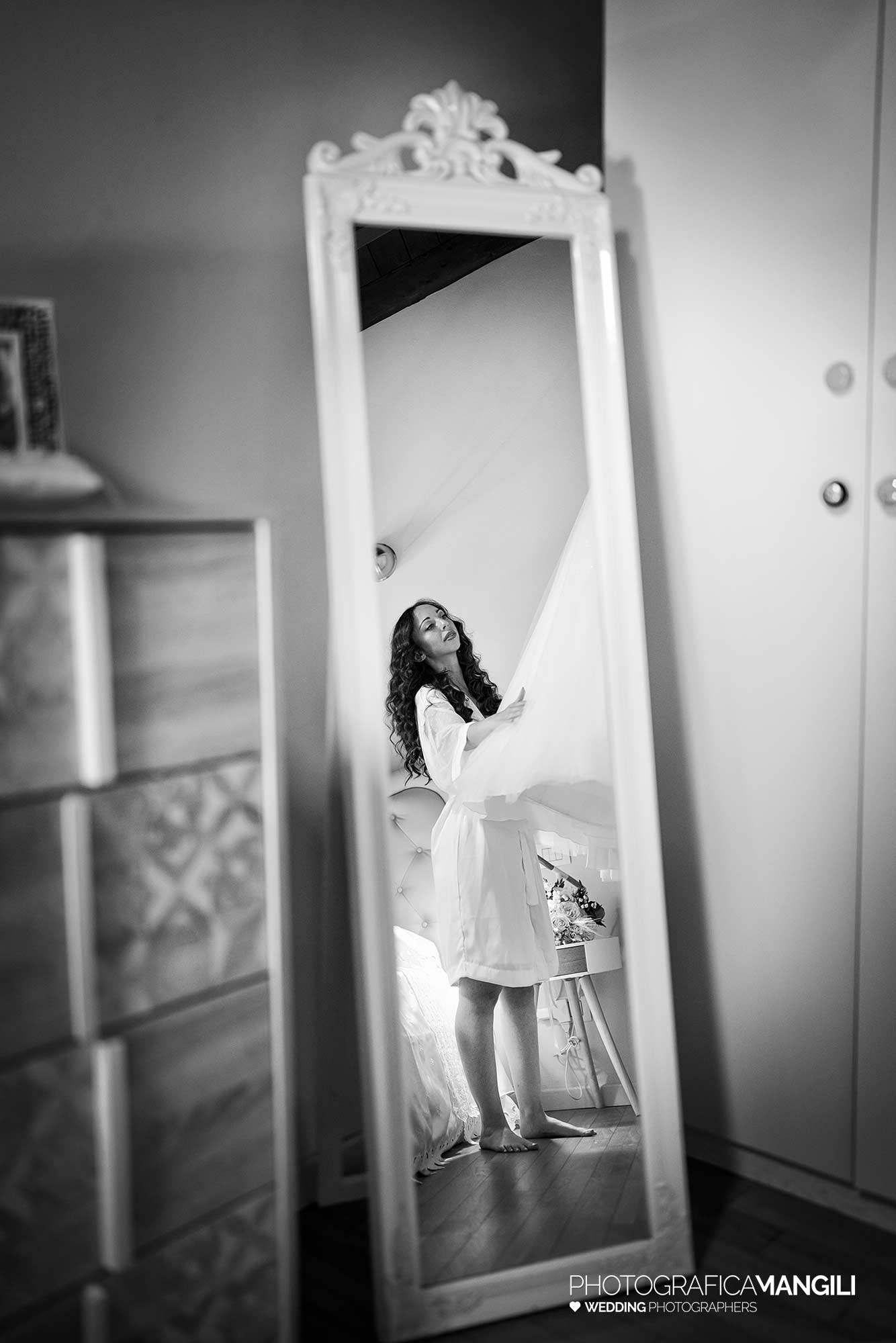 012 fotografo matrimonio reportage wedding sposa bianco nero preparativi vestizione ritratto poncarale brescia 012 fotografo matrimonio reportage wedding sposa bianco nero preparativi vestizione ritratto poncarale brescia