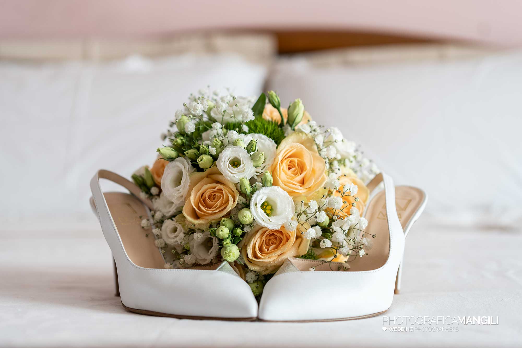 012 reportage foto matrimonio wedding ritratto sposa bouquet scarpe preparativi vestizione albavilla como 012 reportage foto matrimonio wedding ritratto sposa bouquet scarpe preparativi vestizione albavilla como