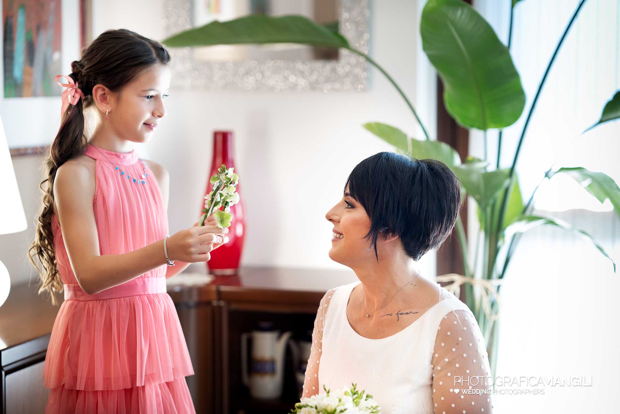 013 fotografo matrimonio reportage wedding ritratto sposa vestizione preparativi lurago marinone como 013 fotografo matrimonio reportage wedding ritratto sposa vestizione preparativi lurago marinone como