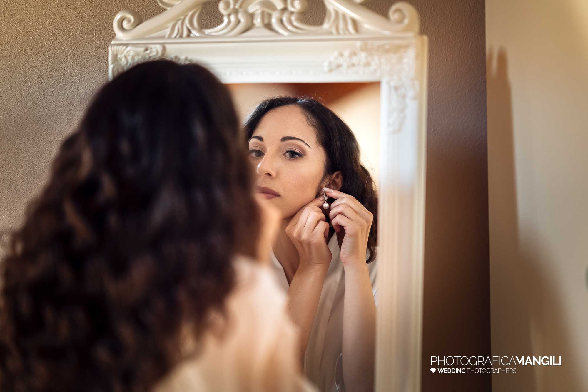 013 fotografo matrimonio reportage wedding sposa preparativi vestizione oreccchini ritratto poncarale brescia 013 fotografo matrimonio reportage wedding sposa preparativi vestizione oreccchini ritratto poncarale brescia