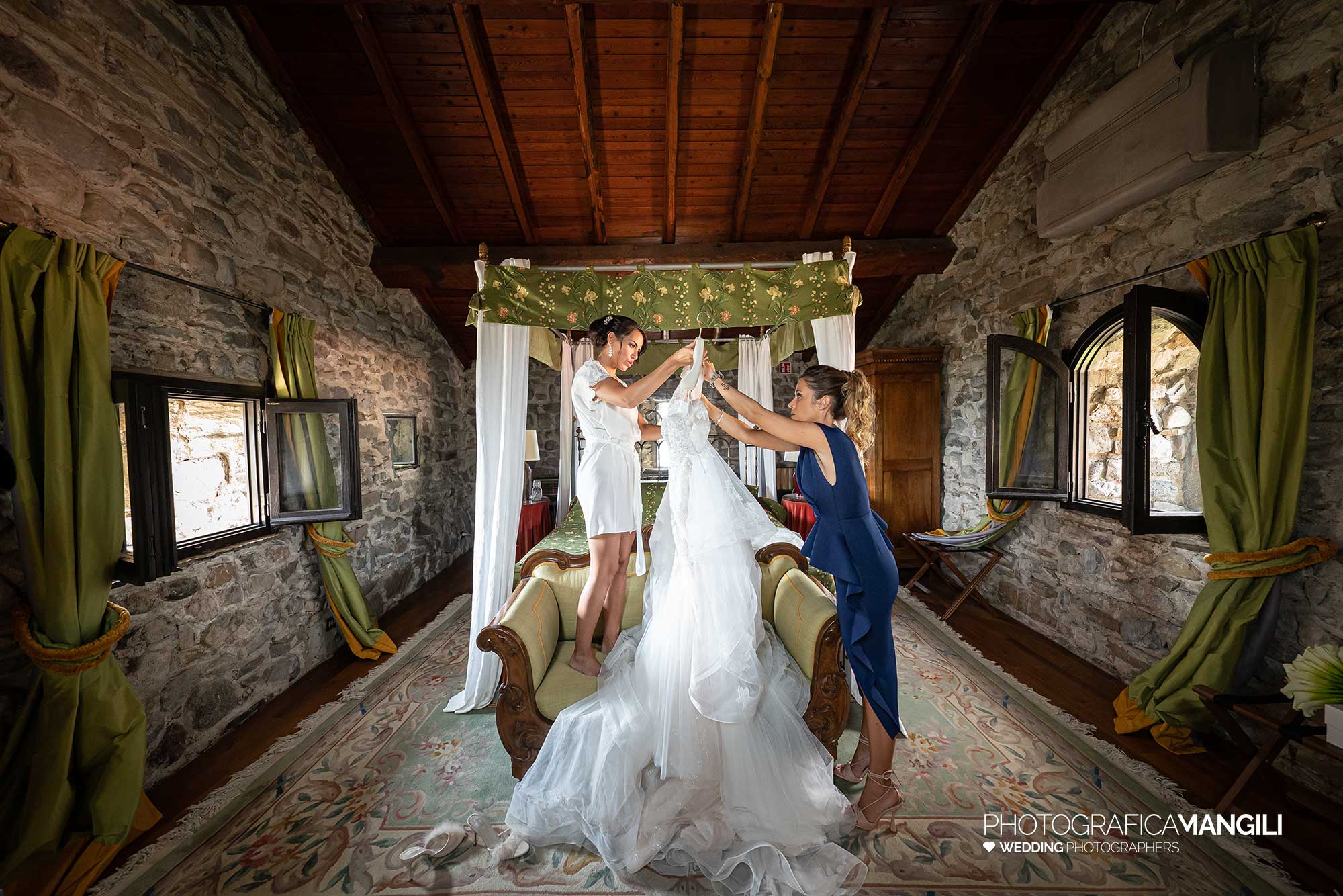 014 fotografo matrimonio reportage real wedding preparazione vestito sposa sposa castello rossino calolziocorte lago como lecco 014 fotografo matrimonio reportage real wedding preparazione vestito sposa sposa castello rossino calolziocorte lago como lecco