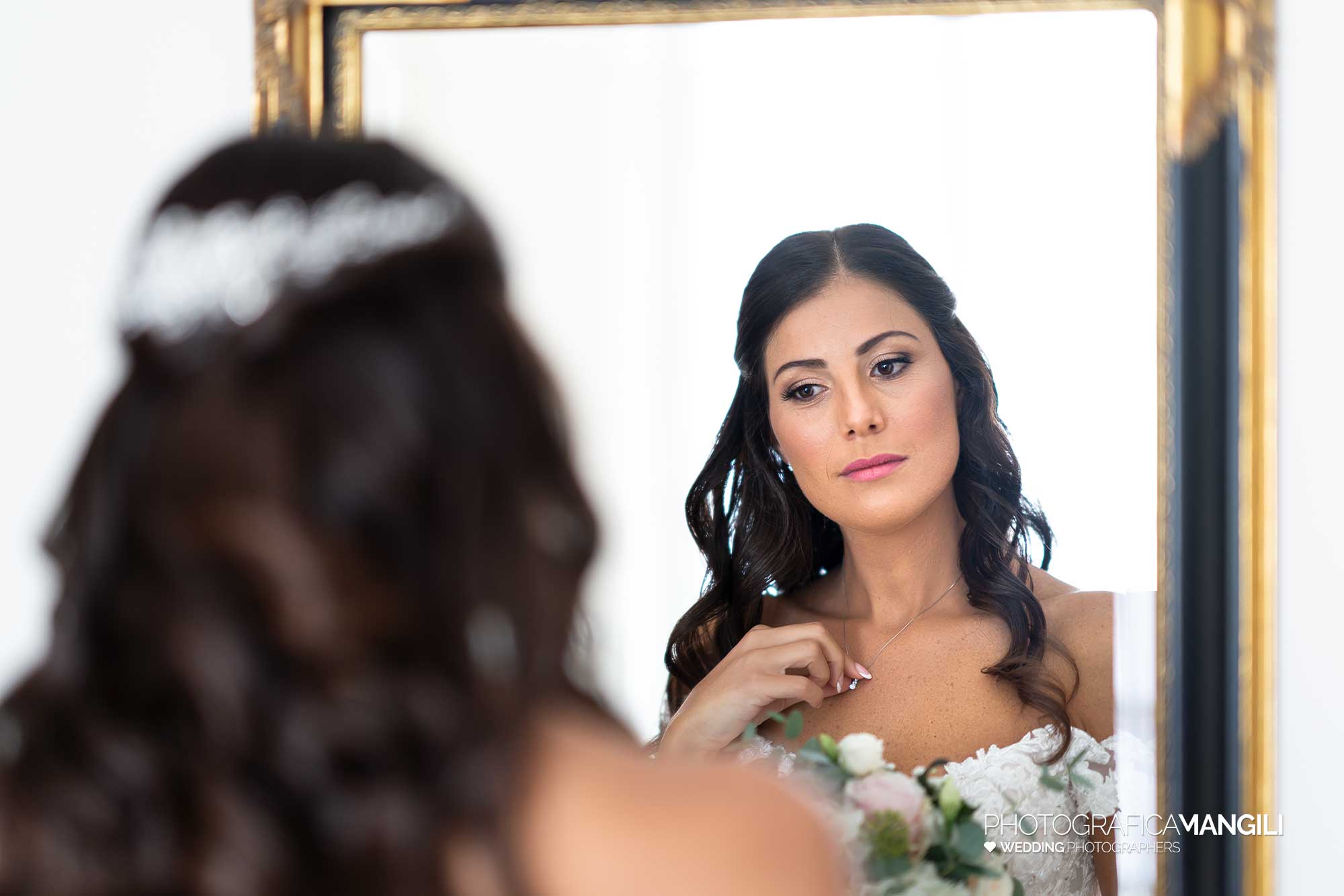 014 fotografo matrimonio reportage wedding ritratto sposa specchio preparativi vestizione inzago milano 014 fotografo matrimonio reportage wedding ritratto sposa specchio preparativi vestizione inzago milano