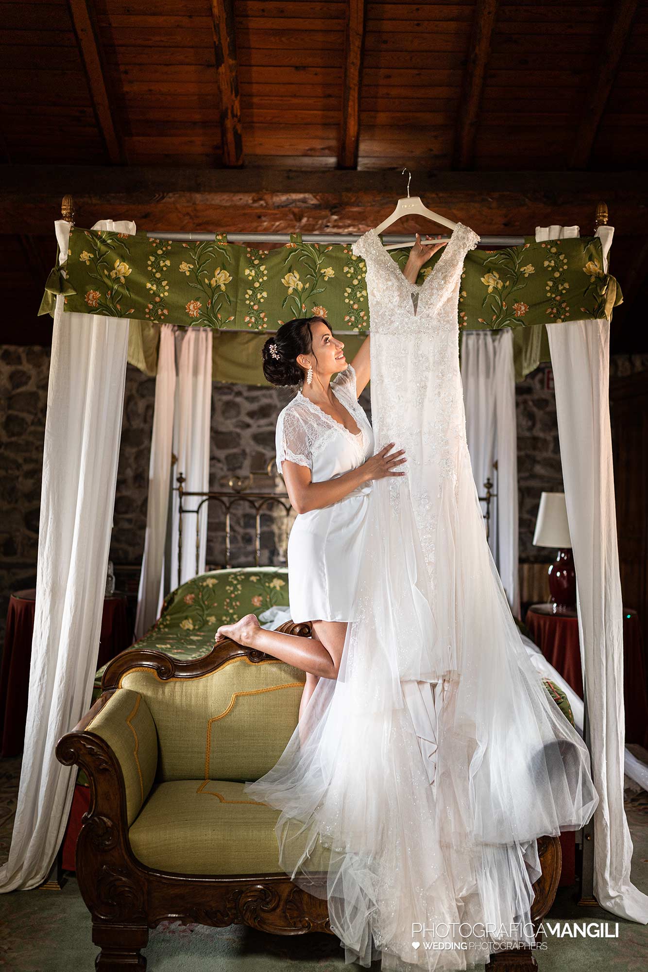 015 fotografo matrimonio reportage real wedding preparazione vestito sposa sposa castello rossino calolziocorte lago como lecco 015 fotografo matrimonio reportage real wedding preparazione vestito sposa sposa castello rossino calolziocorte lago como lecco