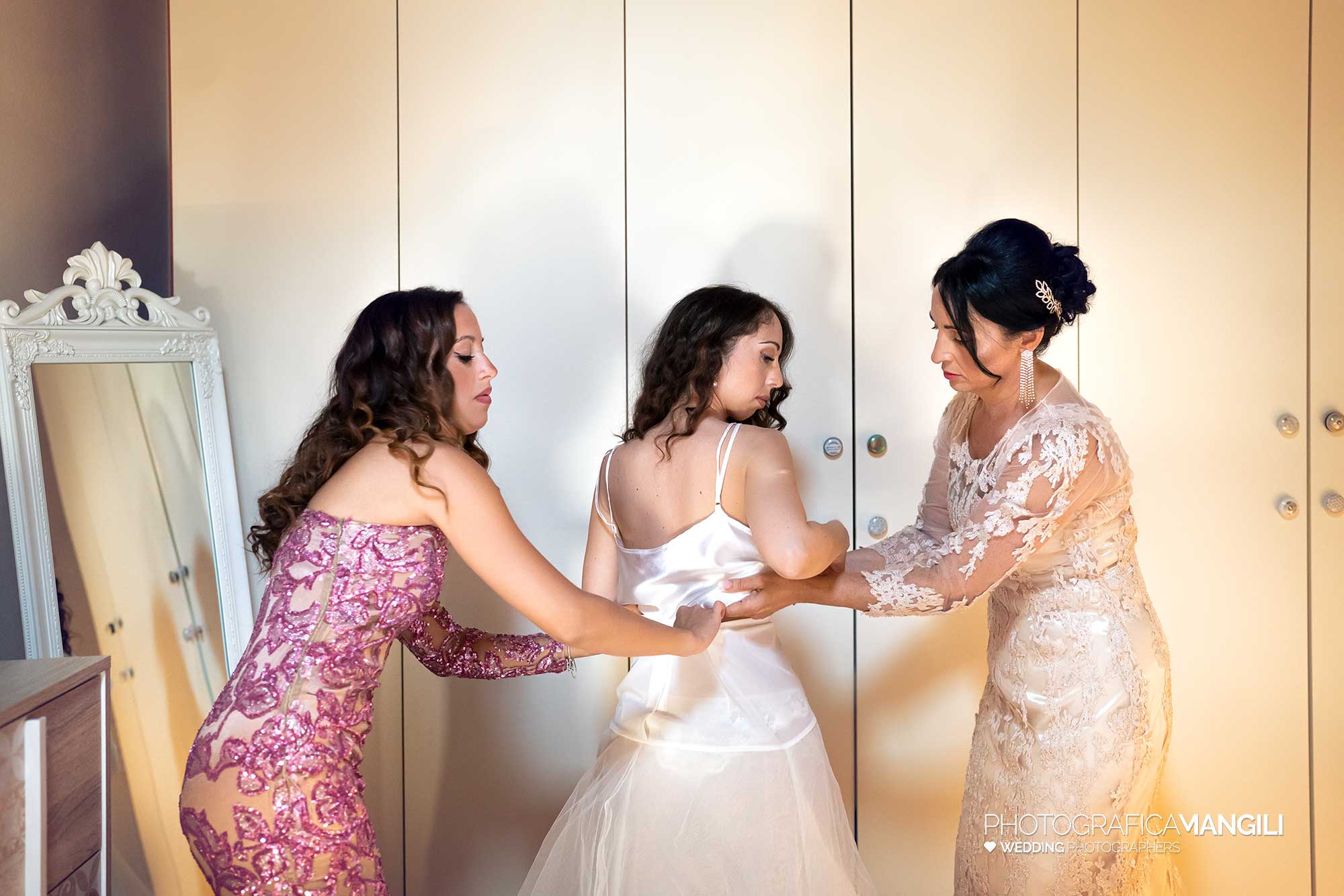 016 fotografo matrimonio reportage wedding sposa preparativi vestizione abito ritratto poncarale brescia 016 fotografo matrimonio reportage wedding sposa preparativi vestizione abito ritratto poncarale brescia