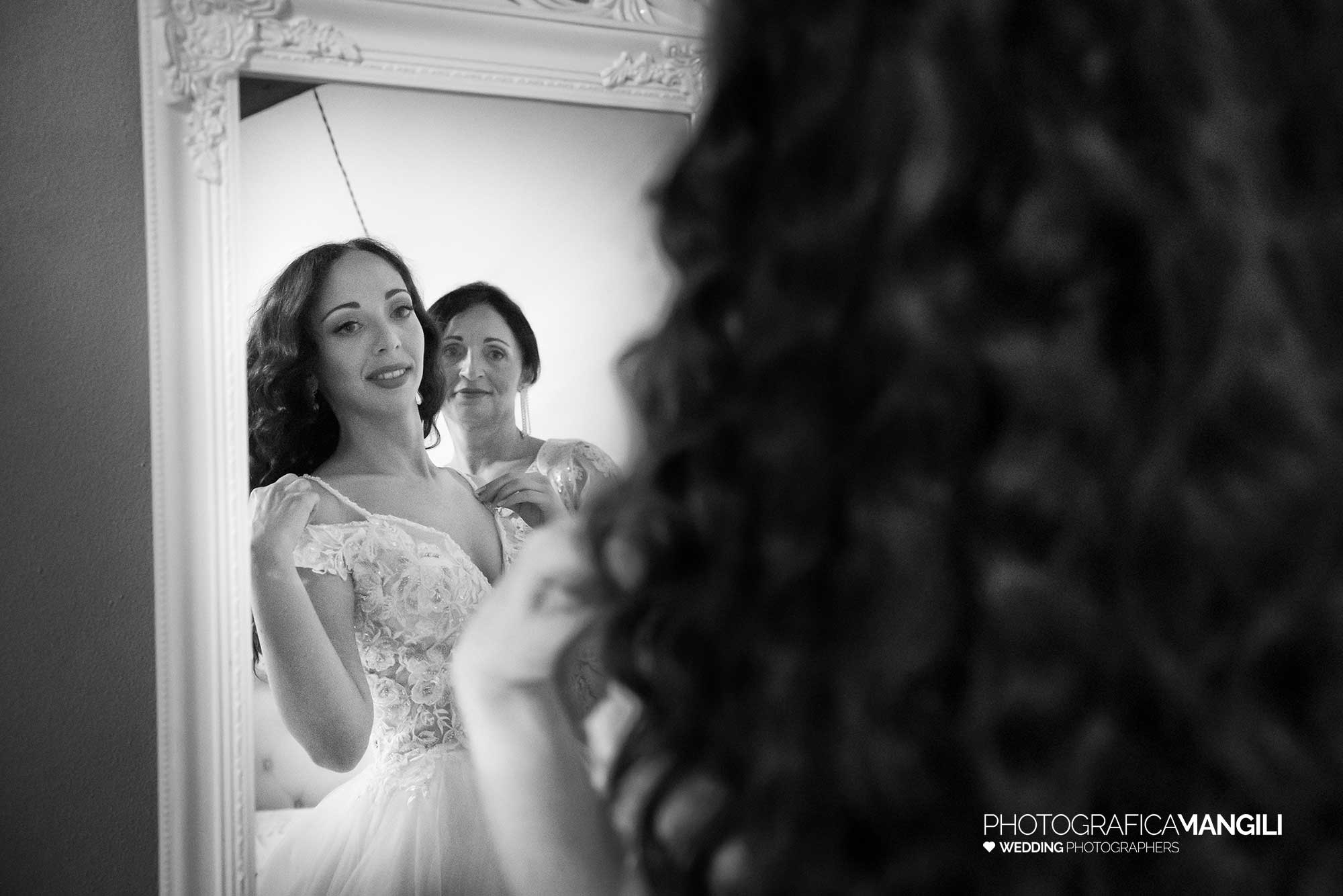 017 fotografo matrimonio reportage wedding sposa preparativi vestizione specchio ritratto poncarale brescia 017 fotografo matrimonio reportage wedding sposa preparativi vestizione specchio ritratto poncarale brescia
