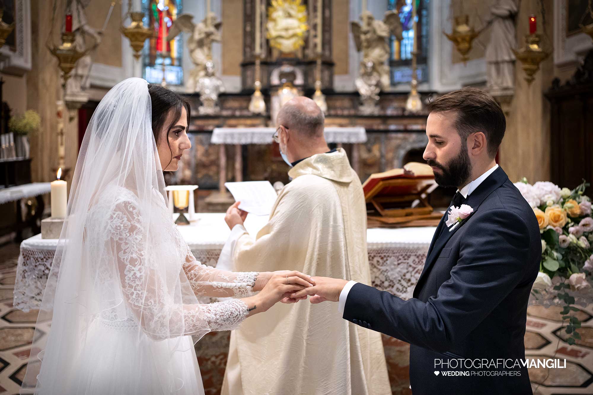 018 fotografo matrimonio reportage wedding ritratto sposi scambio anelli chiesa cerimonia rito religioso mariano comense como 018 fotografo matrimonio reportage wedding ritratto sposi scambio anelli chiesa cerimonia rito religioso mariano comense como