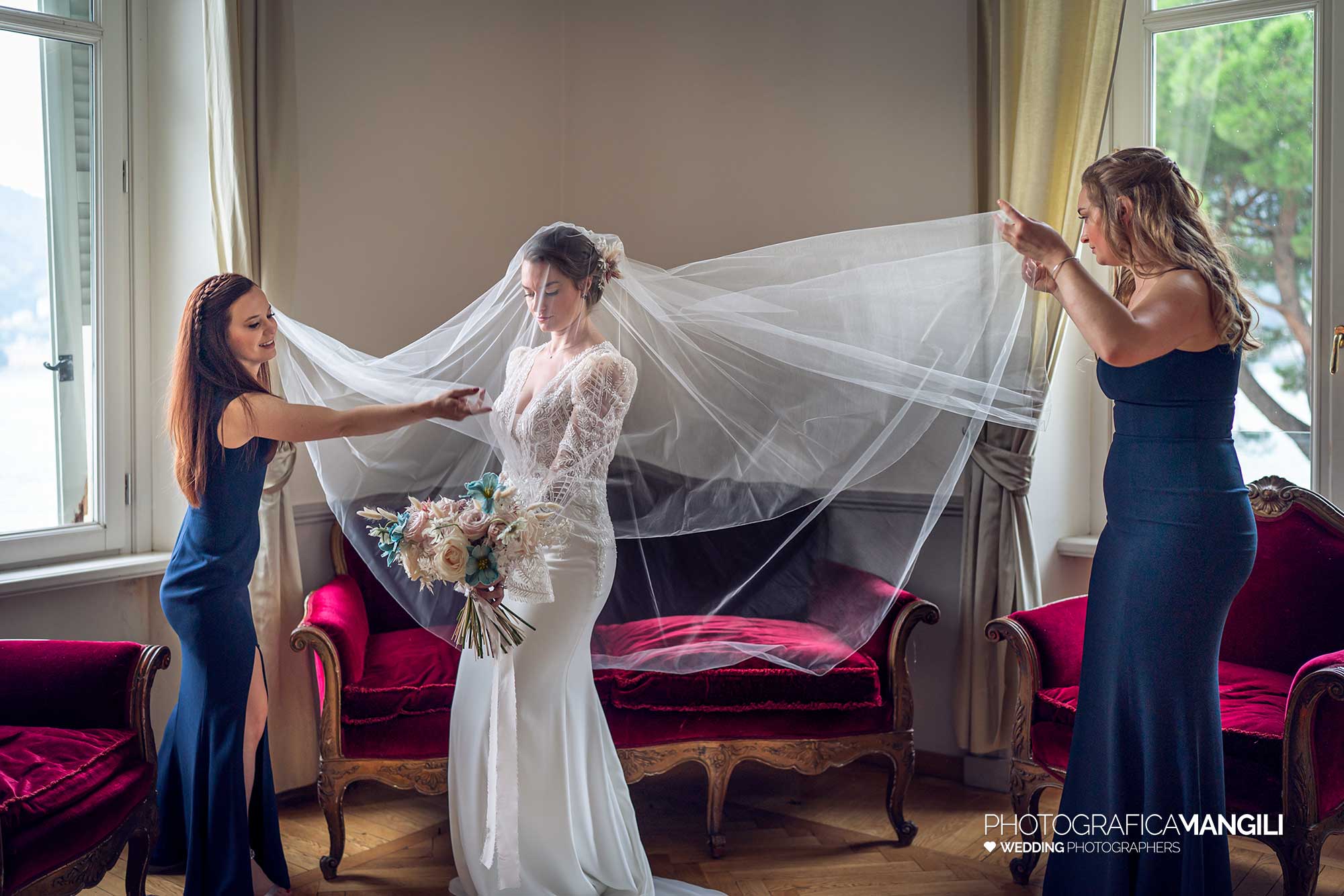 019 fotografo matrimonio reportage wedding ritratto sposa velo preparativi vestizione villa geno lago como 019 fotografo matrimonio reportage wedding ritratto sposa velo preparativi vestizione villa geno lago como