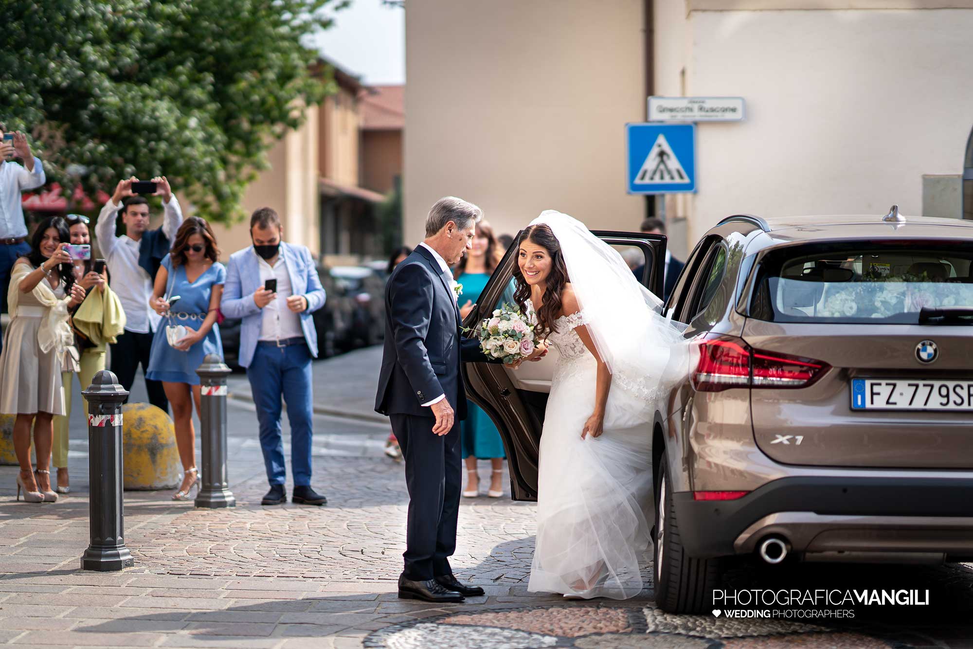 020 fotografo matrimonio reportage wedding ritratto sposa arrivo macchina ingresso cerimonia chiesa rito religioso inzago milano 020 fotografo matrimonio reportage wedding ritratto sposa arrivo macchina ingresso cerimonia chiesa rito religioso inzago milano